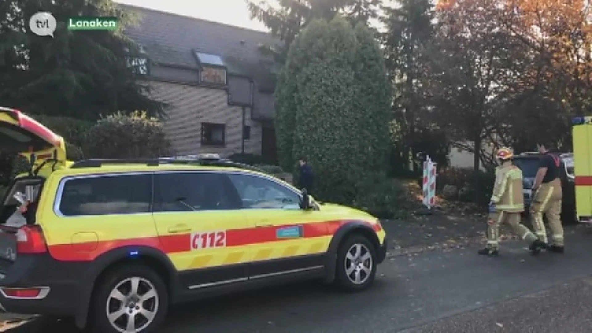 Bejaarde man gekneld tussen auto en garagepoort