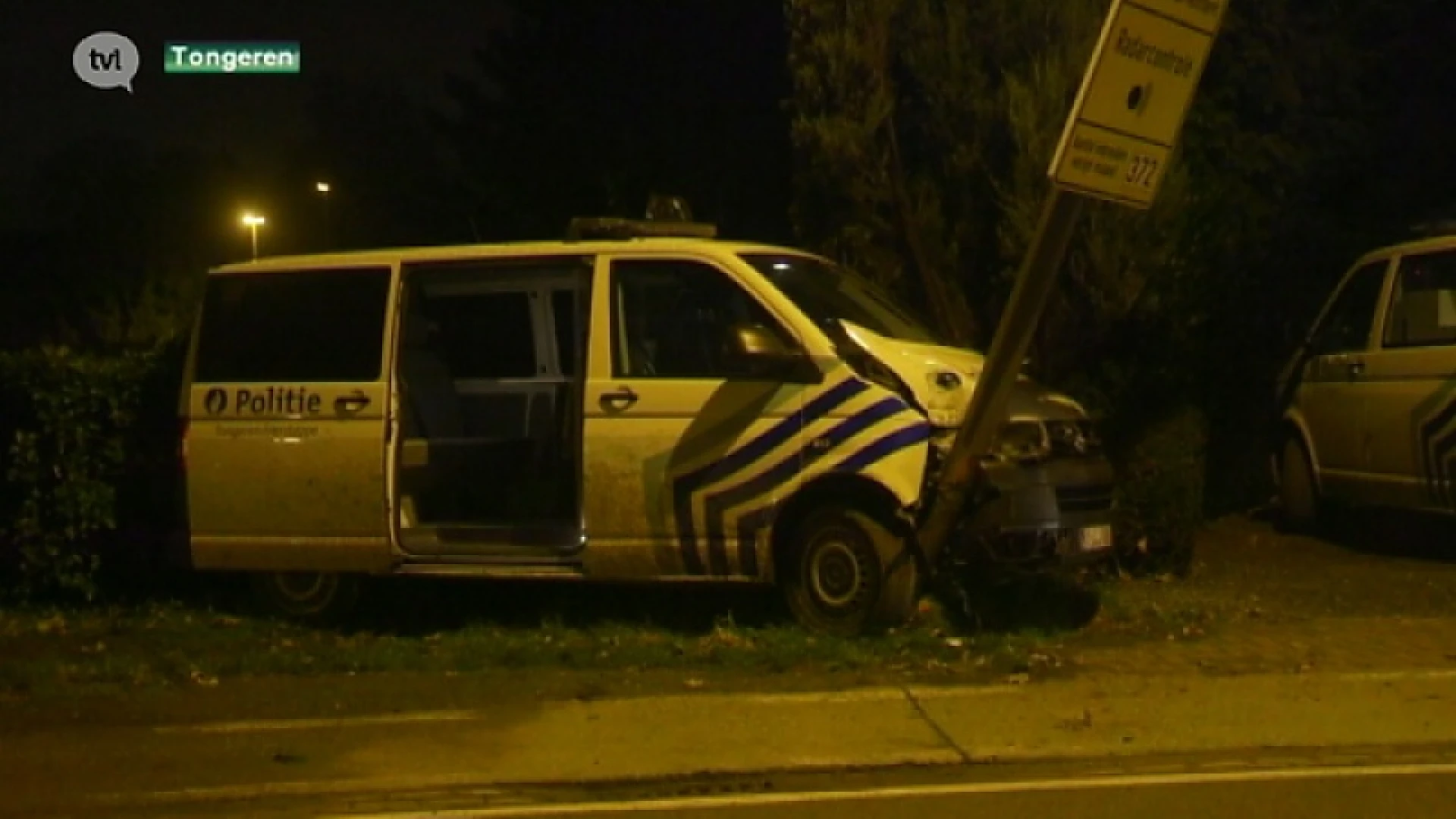 Combi crasht tegen infobord