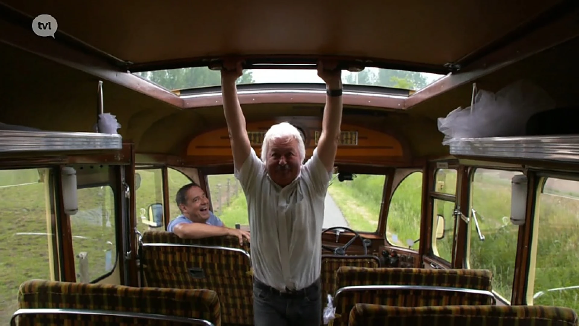IN DE BUURT-  Retrobussen