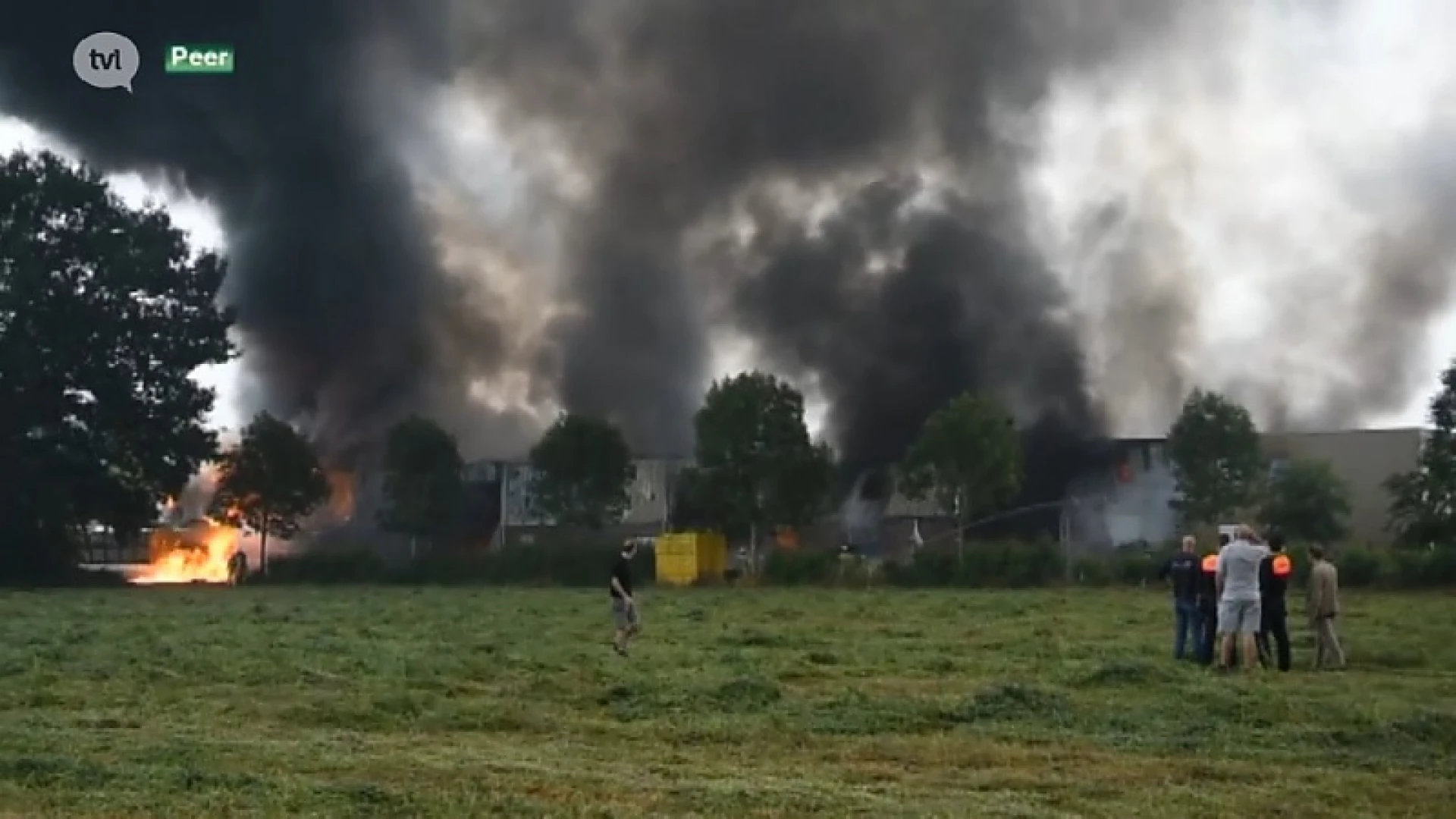 Buurtbewoners moeten ramen sluiten door hevige brand in Peerse bandencentrale