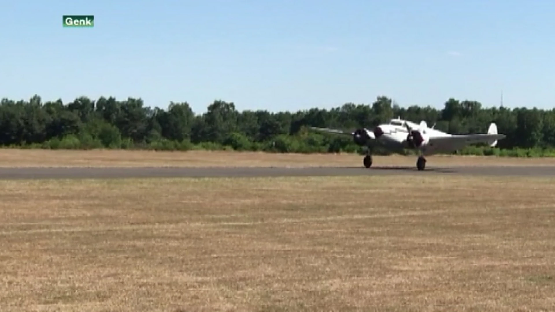 Historisch vliegtuig crasht in hangar op vliegveld Zwartberg