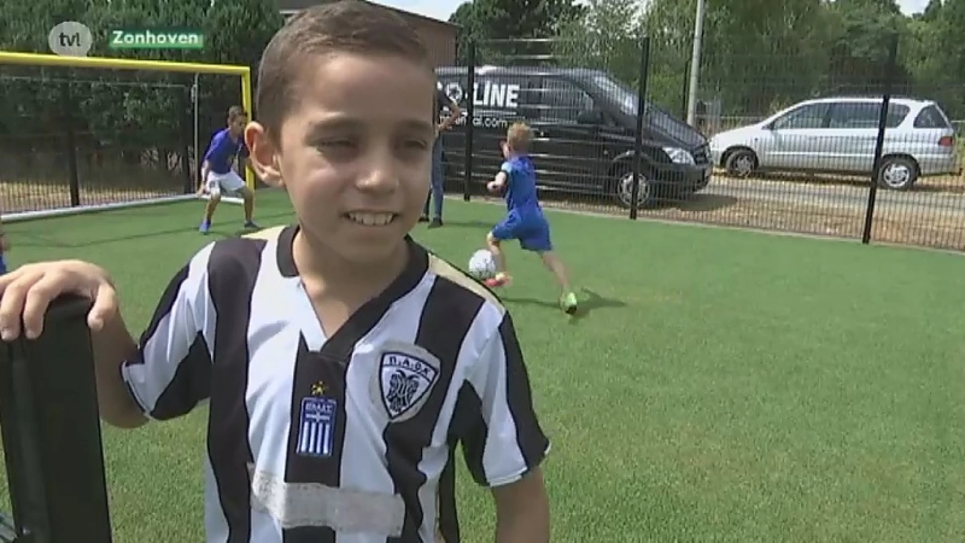 Verrassing voor 9-jarig leukemiepatiëntje Jorgo: een eigen voetbalveldje in de tuin!