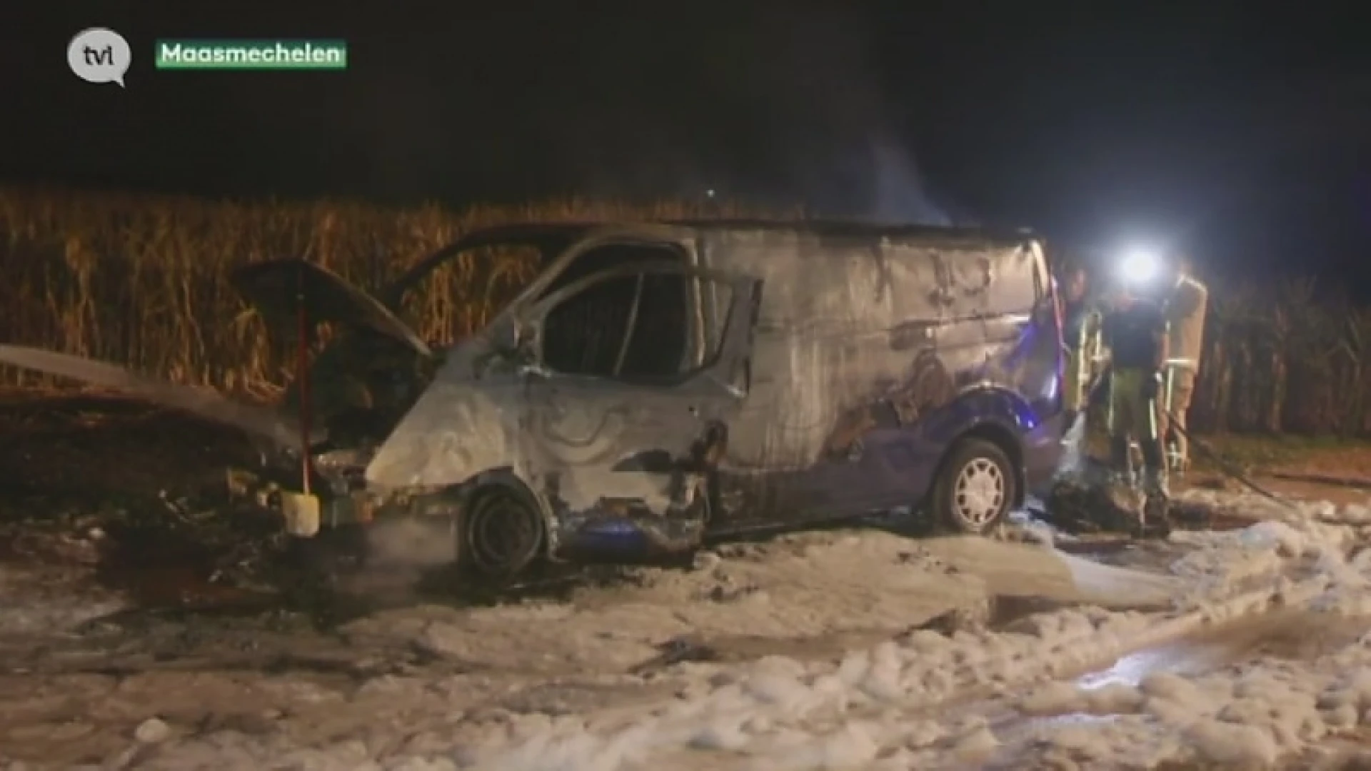 Onbekenden steken auto met vaten in brand in Maasmechelen