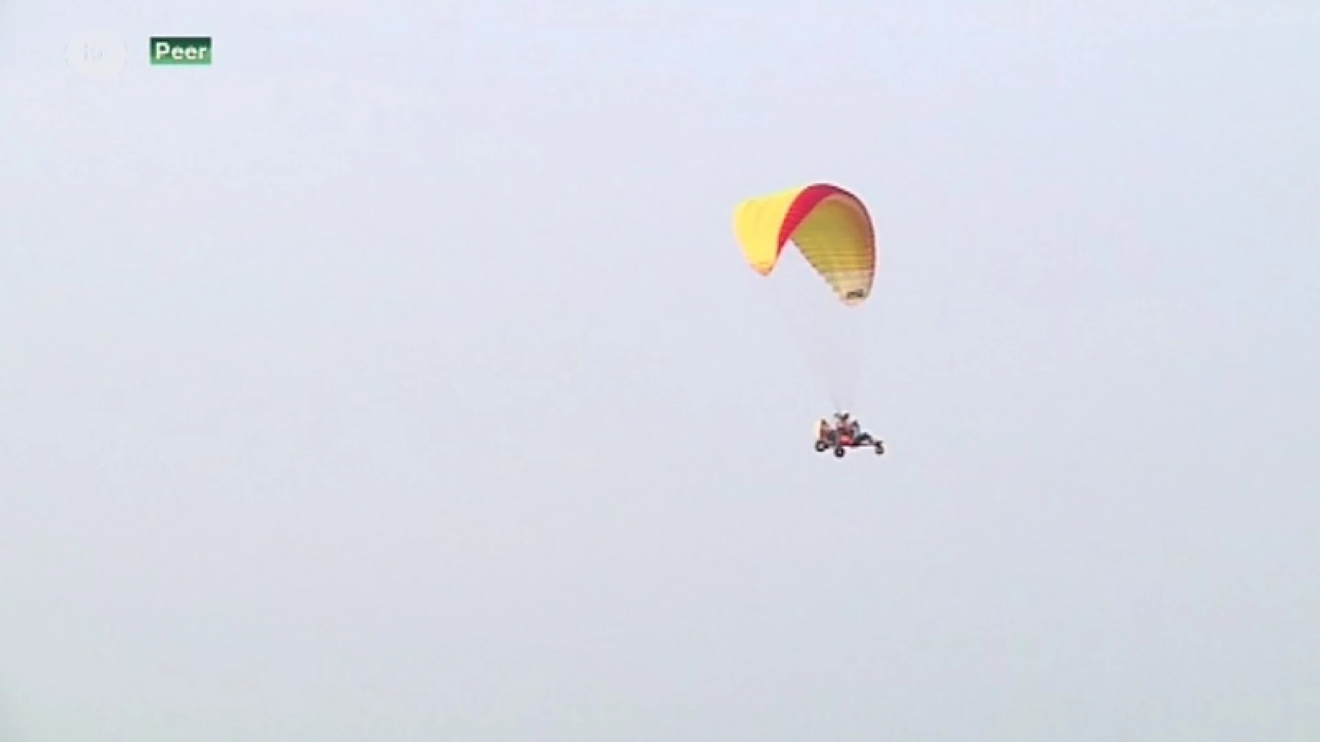 Rolstoelgebruiker krijgt luchtdoop met paramotor in Peer