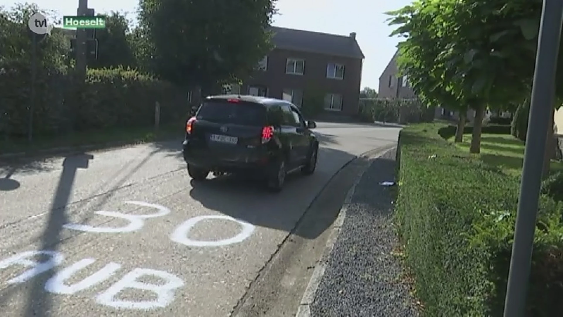 Buren schilderen zelf zone 30 op Sint-Hubertusstraat in Hoeselt