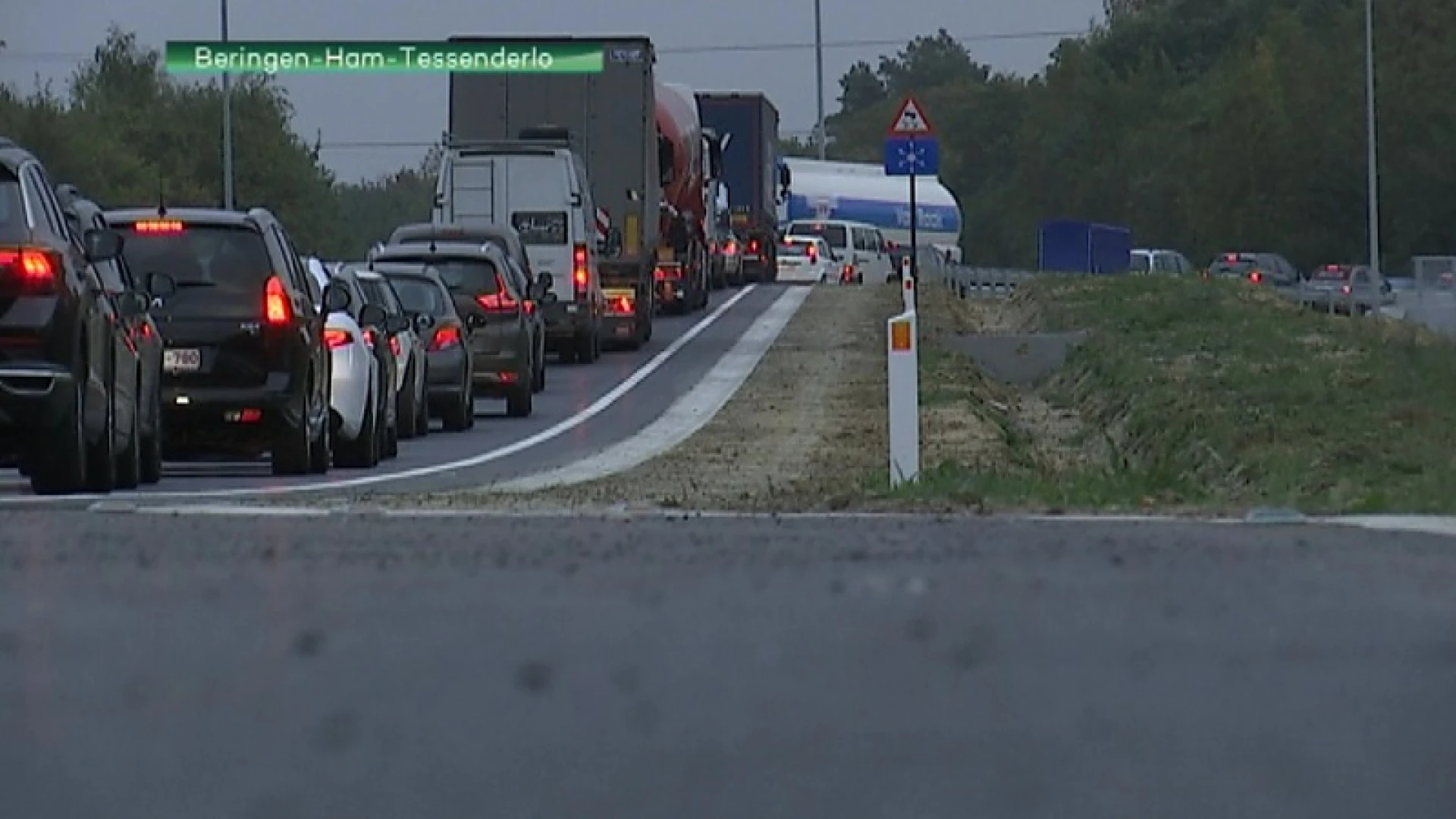Grote verkeershinder in Beringen. "Er moet vervoersplan voor vrachtwagens komen"