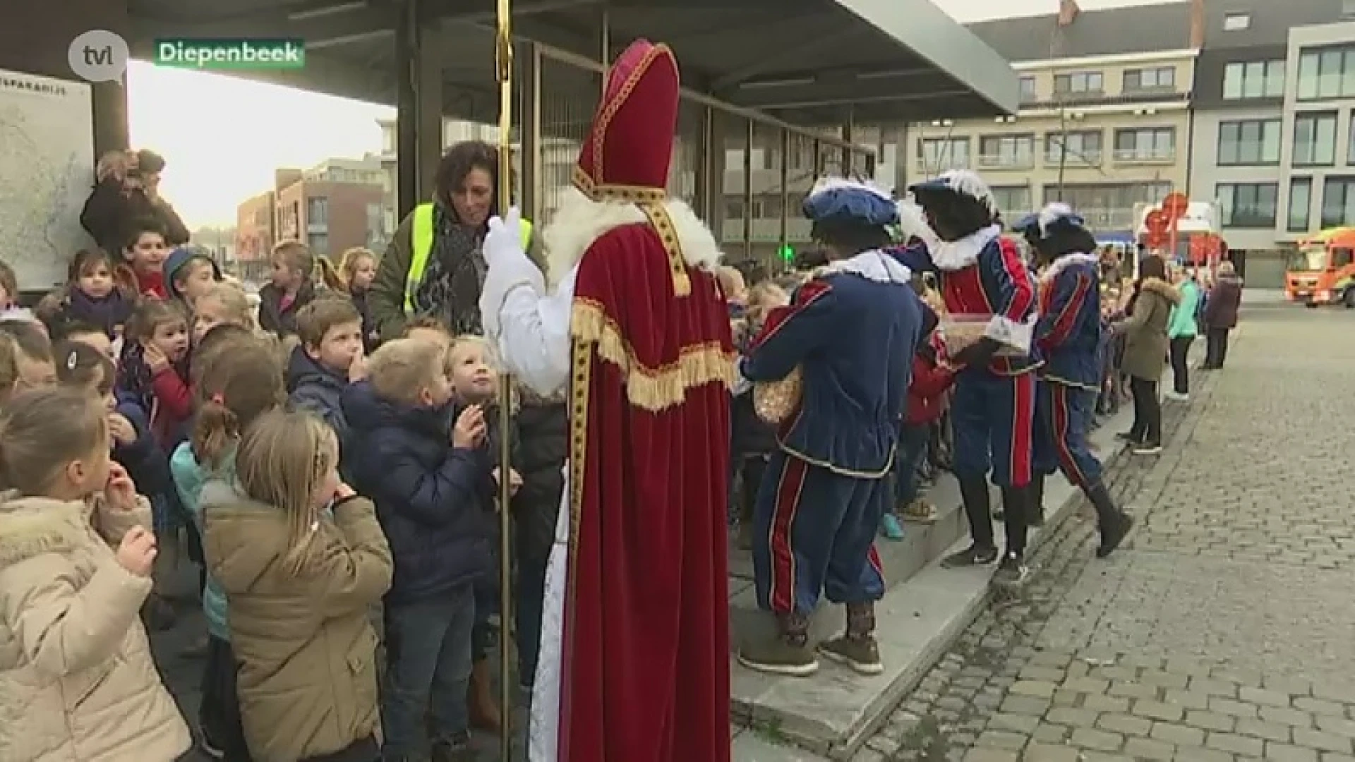 Sinterklaas loopt over de daken in Diepenbeek