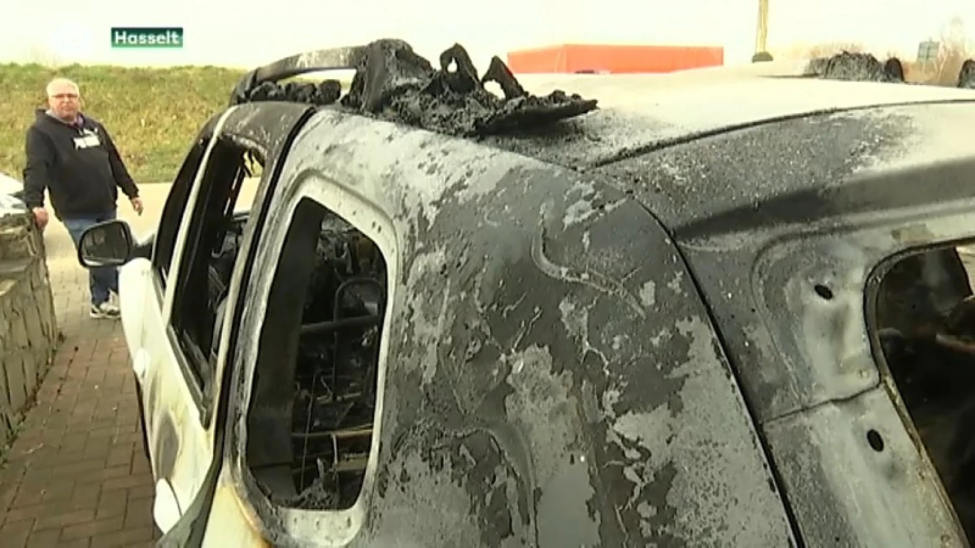 Onbekenden steken wagen in brand aan station Hasselt