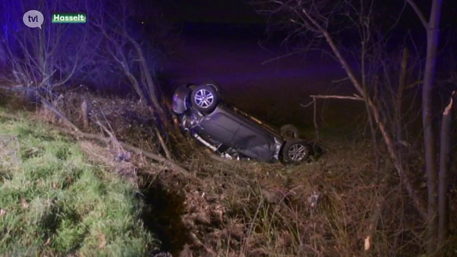 Auto belandt in de struiken naast de autosnelweg