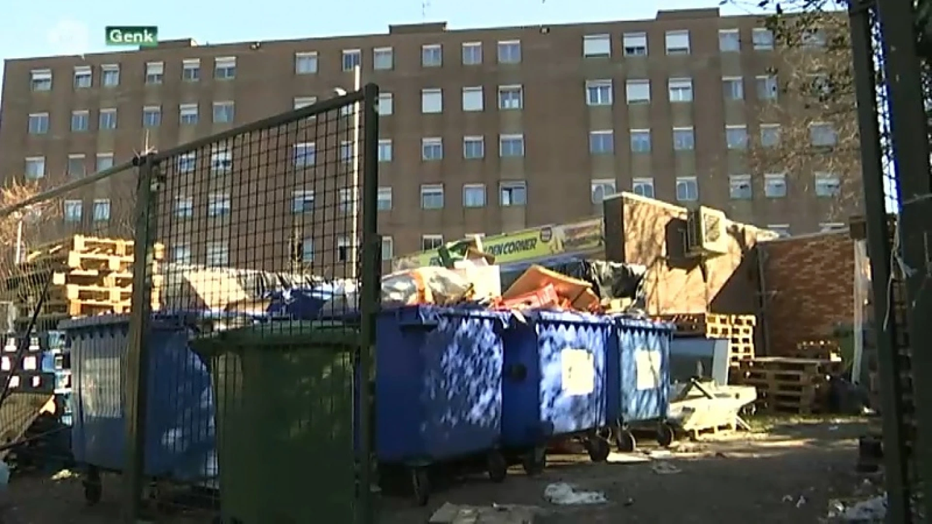 Buurtbewoners Kolderbos boos: buurt barst van het afval. Ook auto-onderdelen en zetels gedumpt.