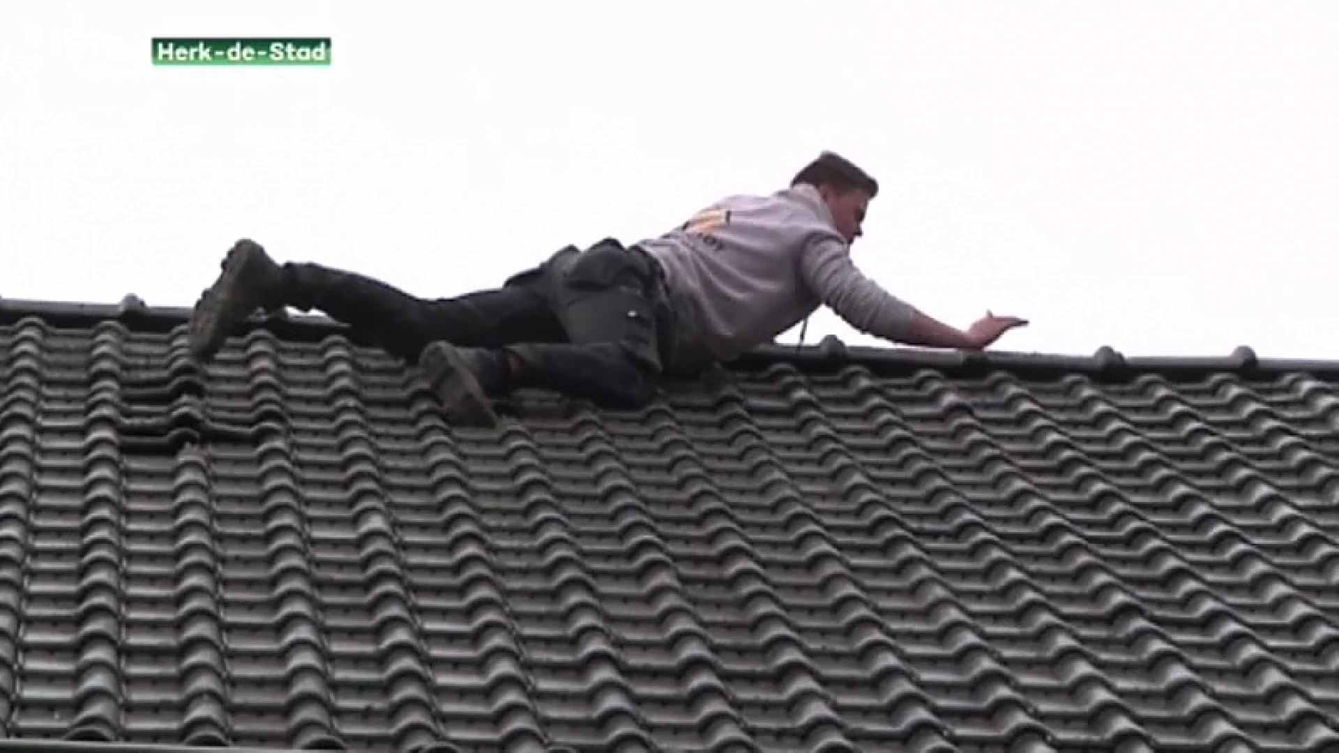 Dakwerkers hebben handen vol met reparaties na stormweer.