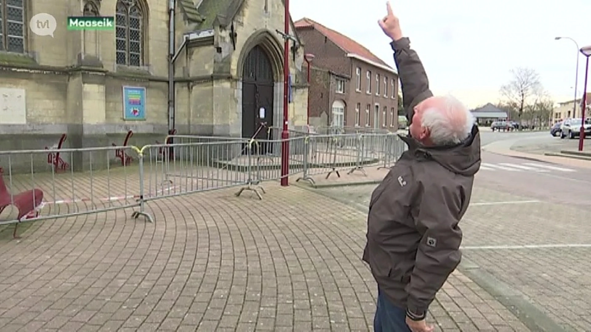 Windhaan kerk Opoeteren kan het ieder moment begeven.