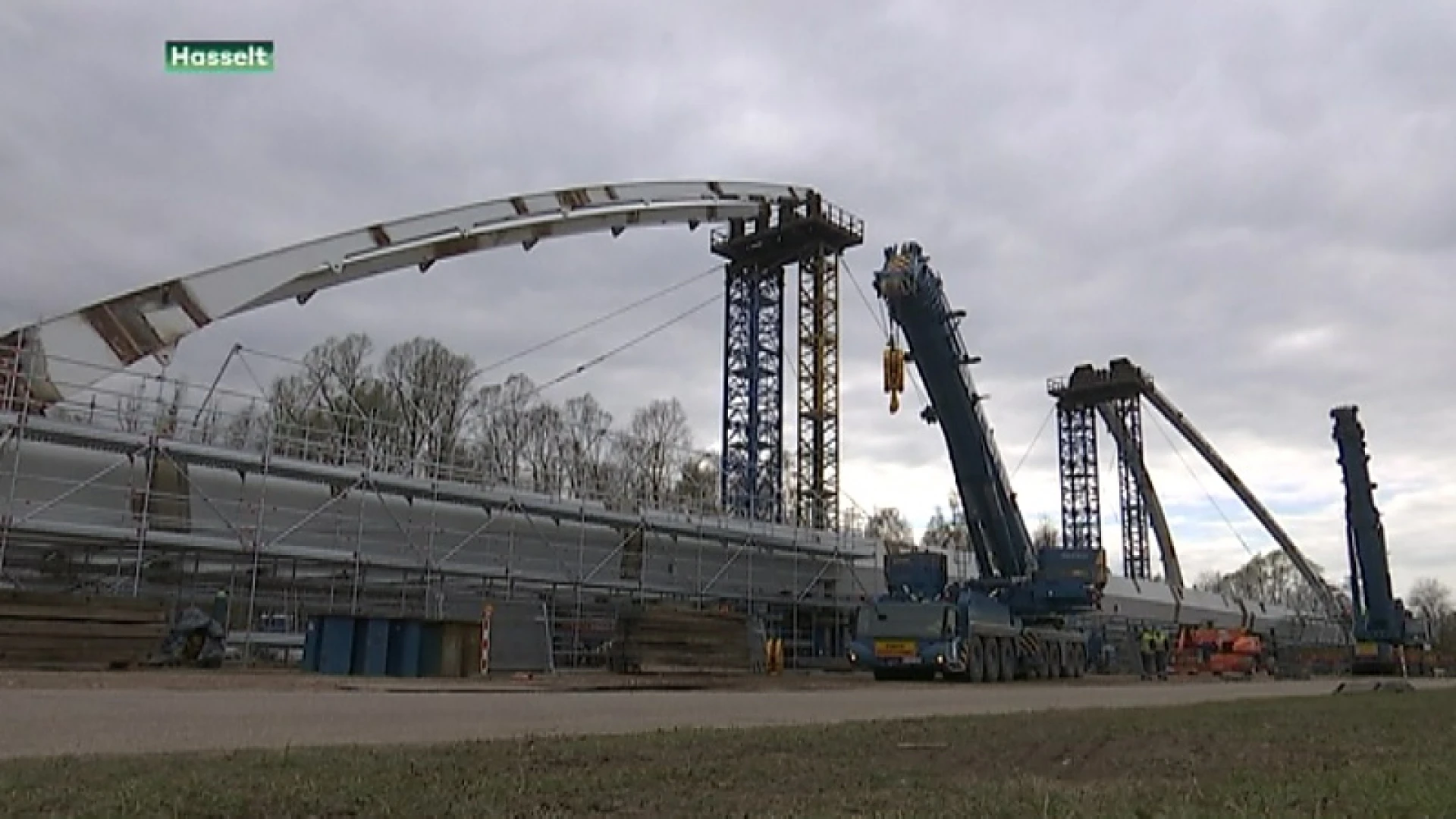 Laatste onderdeel van de brug van Stokrooie wordt gemonteerd. Heel wat kijklustigen kijken toe.