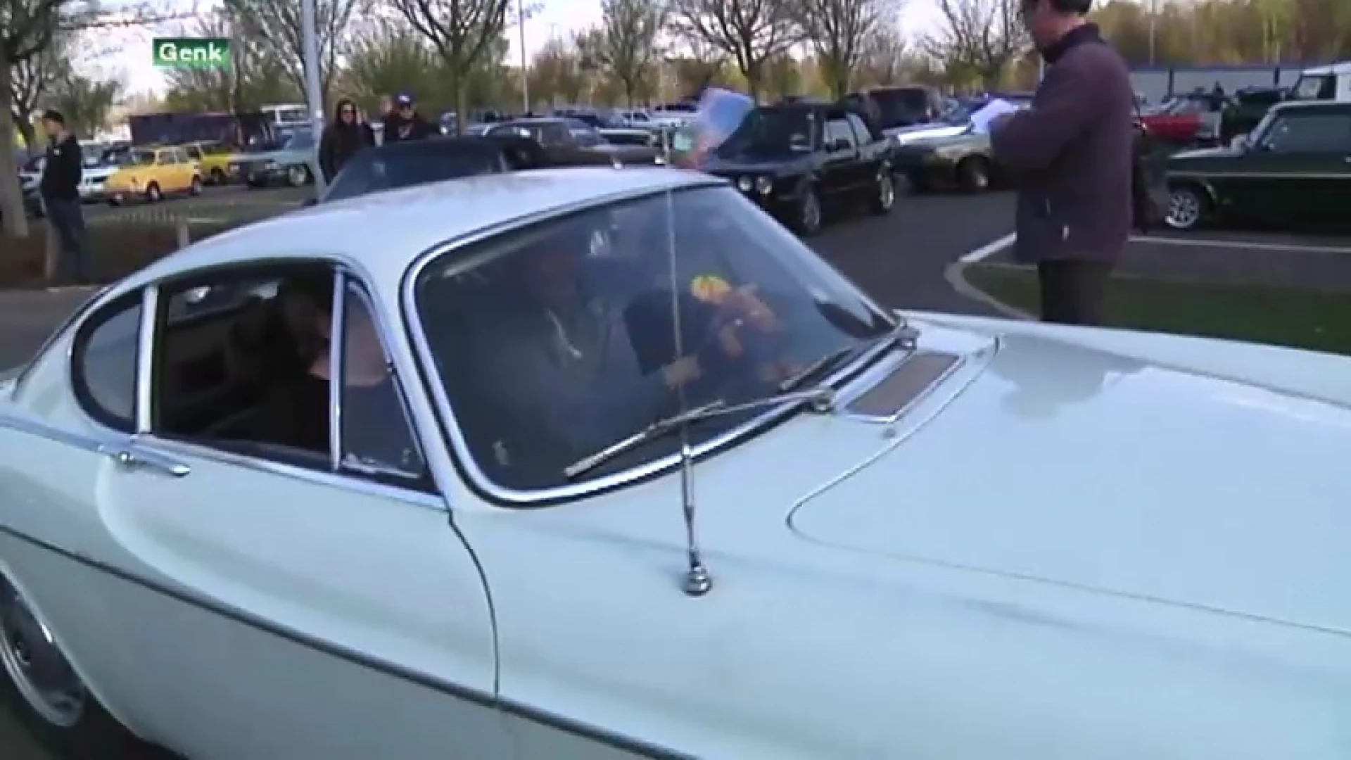 Eigenaars oldtimers protesteren in stoet tegen lage-emissiezones
