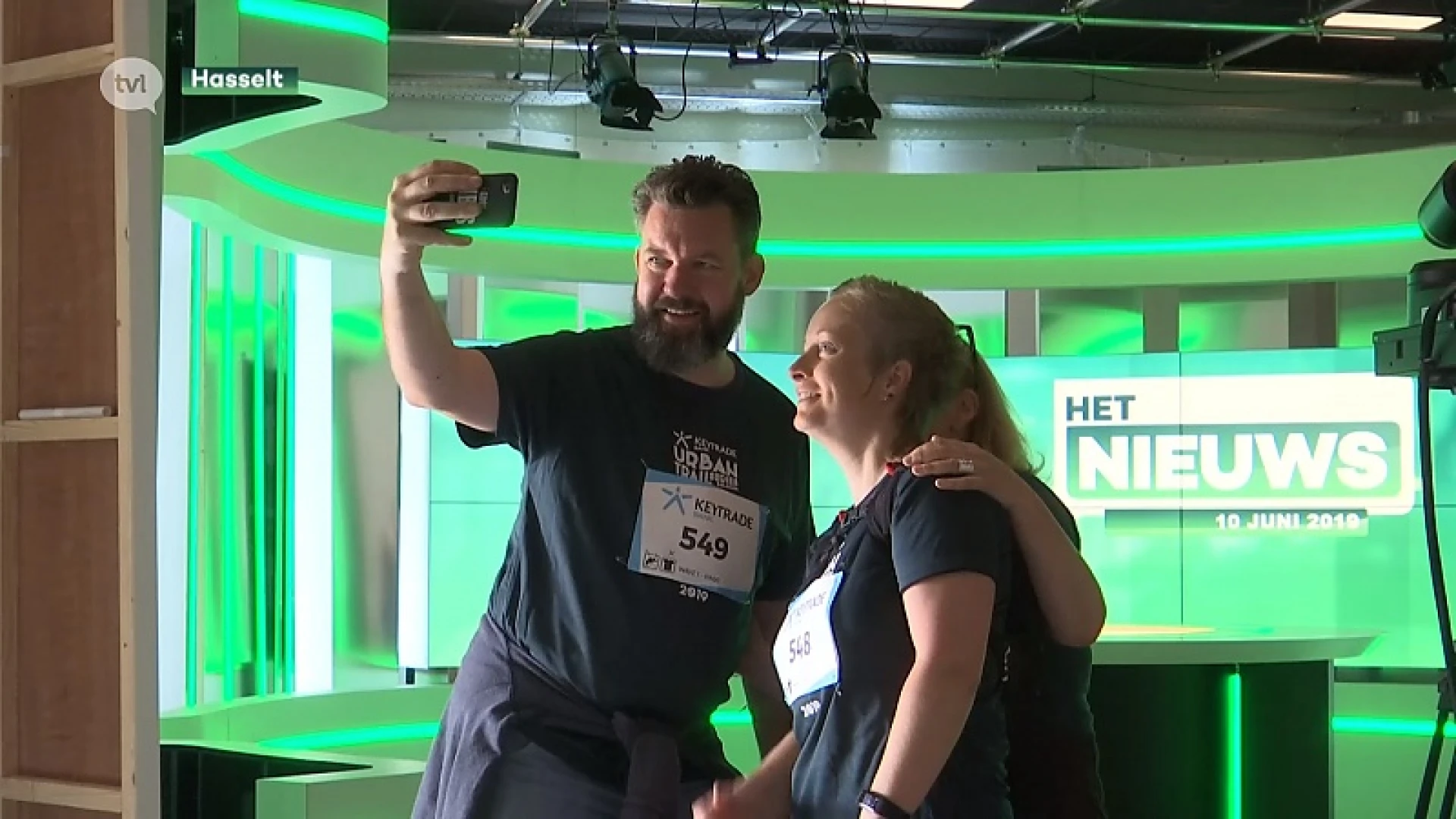 Deelnemers Urbain Trail lopen door studio TV Limburg en door Ikea