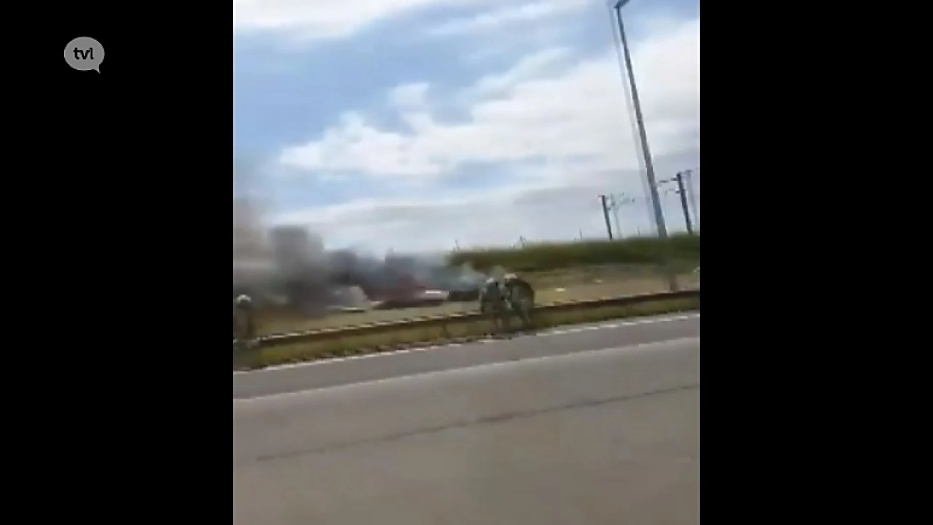 Sportvliegtuigje gecrasht naast E40 in Landen