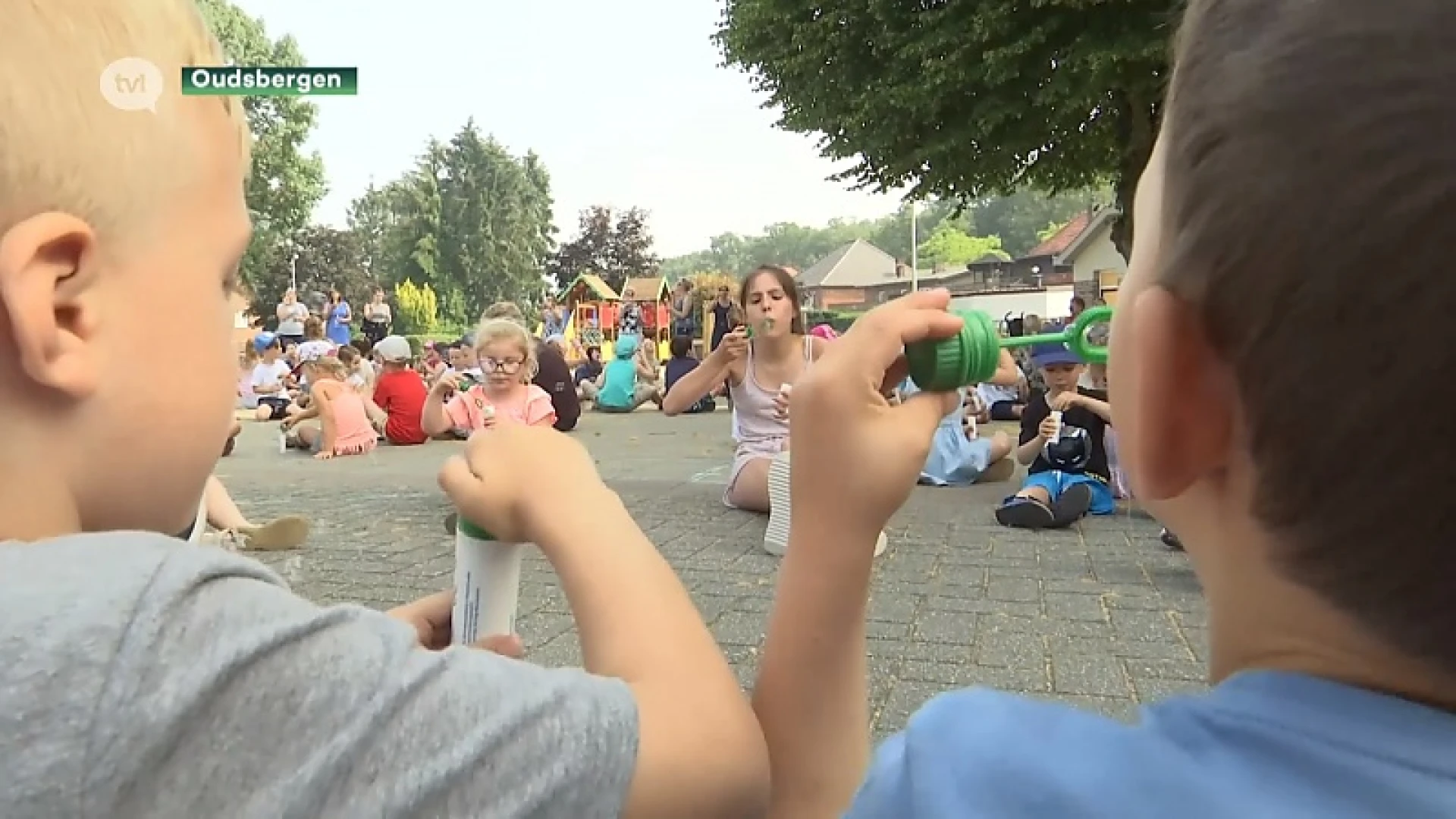 Kinderen blazen bellen voor vijfjarige van wie de overheid na zijn dood zijn spaarboekje inpikte