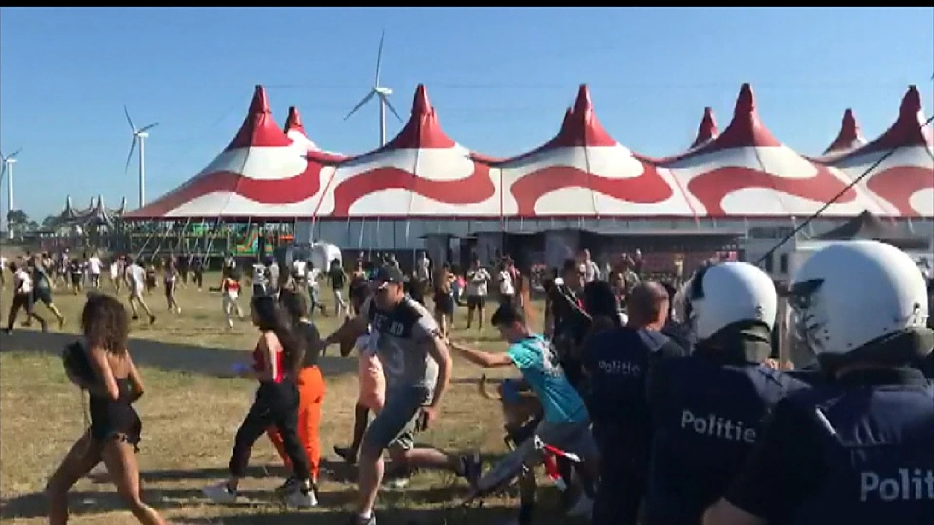 Bezoekers Vestiville bestormen festivalweide na opschorting festival