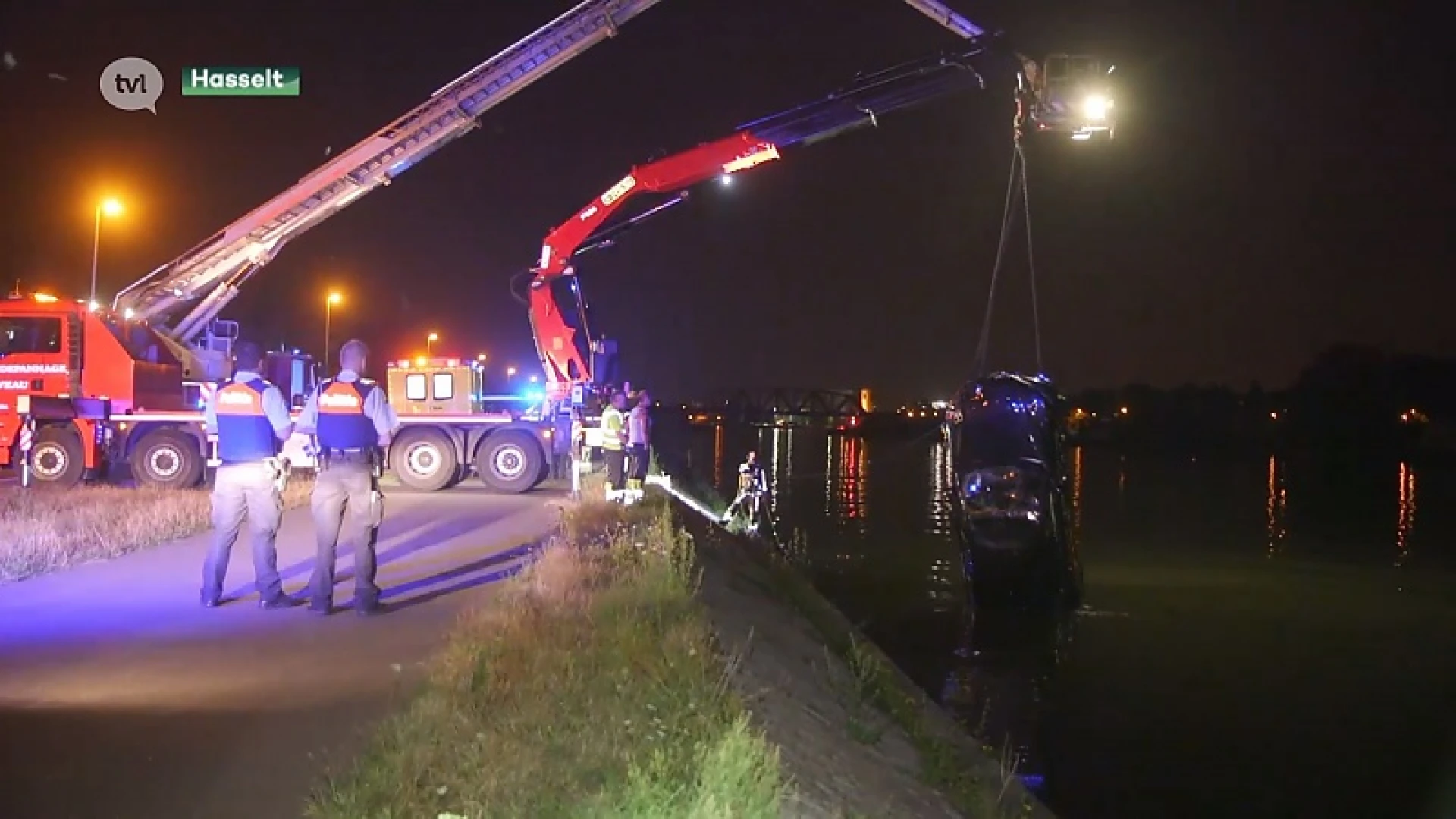 Terrasbezoekers zien hoe slapende vrouw in kanaal rijdt in Kuringen