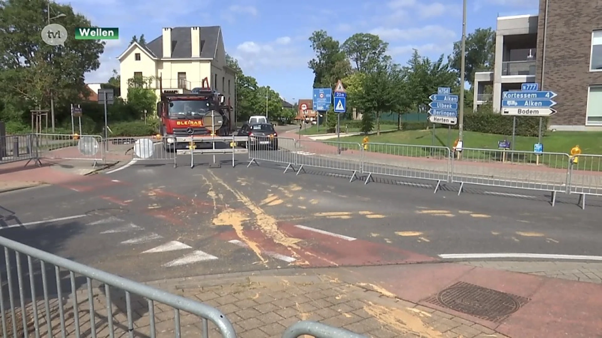 Kruispunt besmeurd met lijm in Wellen