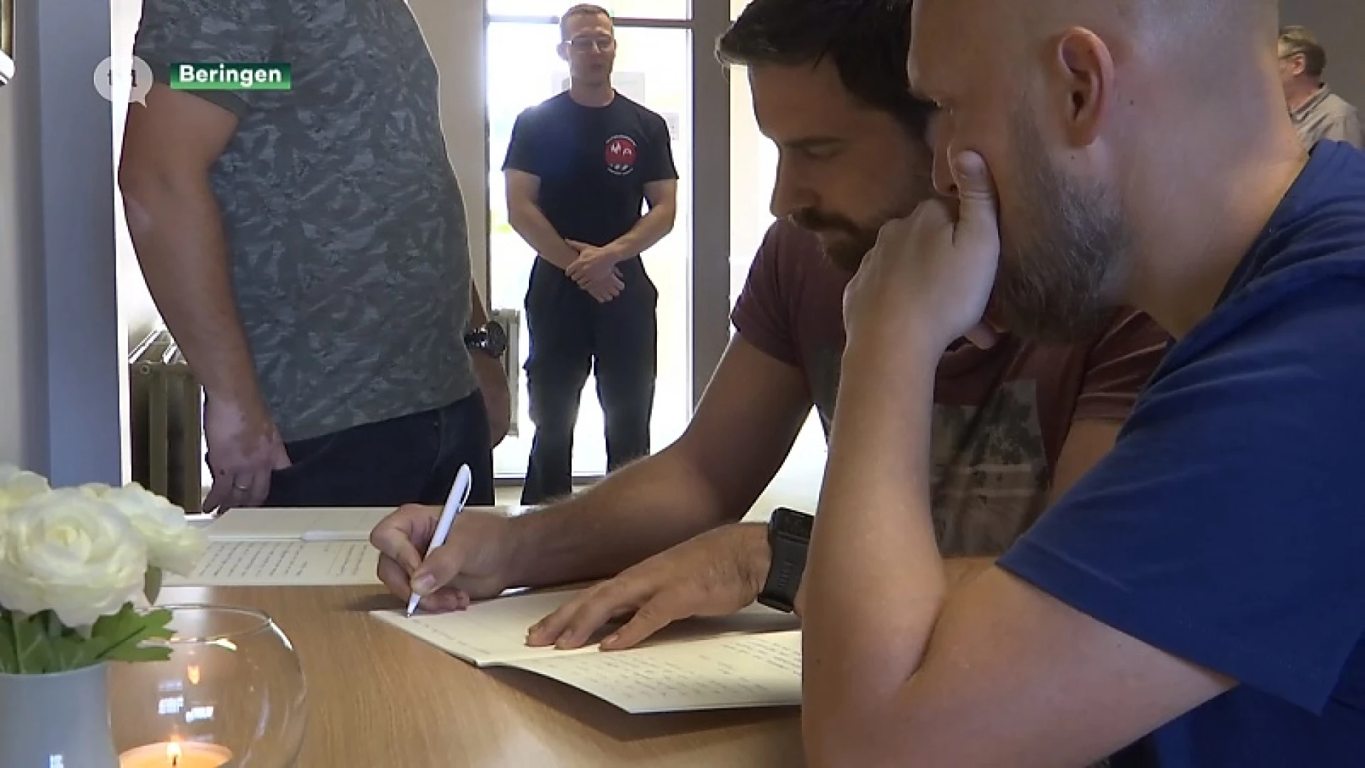 Mensen tekenen rouwregister voor brandweermannen uit Heusden-Zolder