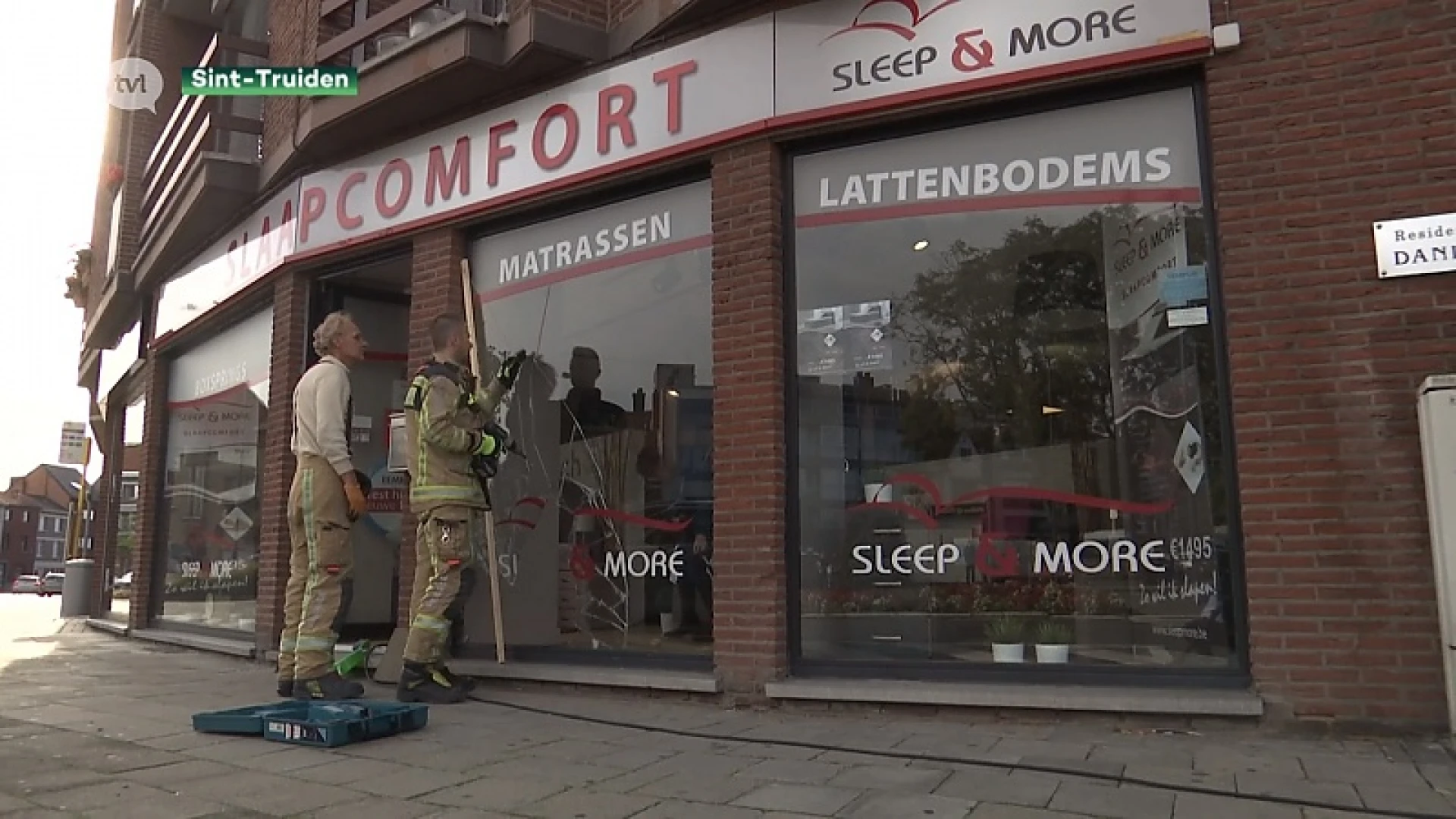 Auto rijdt in vitrine in Sint-Truiden