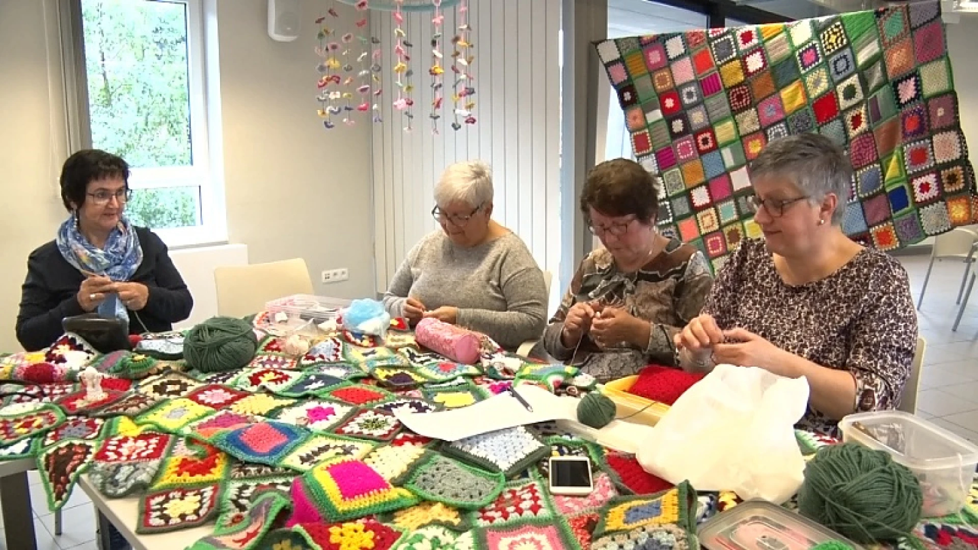 Genkse dames haken kerstboom om eenzaamheid te doorbreken