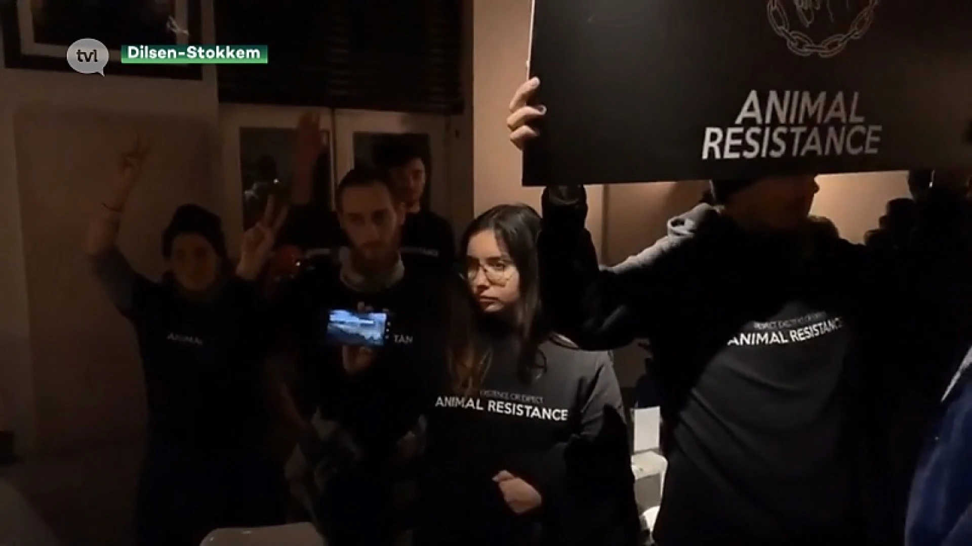 Animal Resistance voert actie tegen ganzenlever in restaurant waar Lydia Peeters aan tafel zit