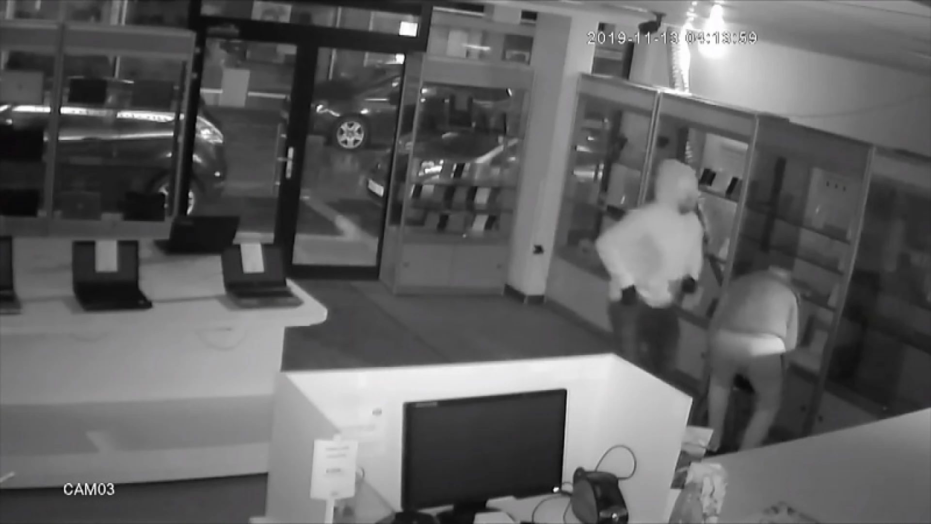 Telefoonwinkel in Genk zet beelden van overval online