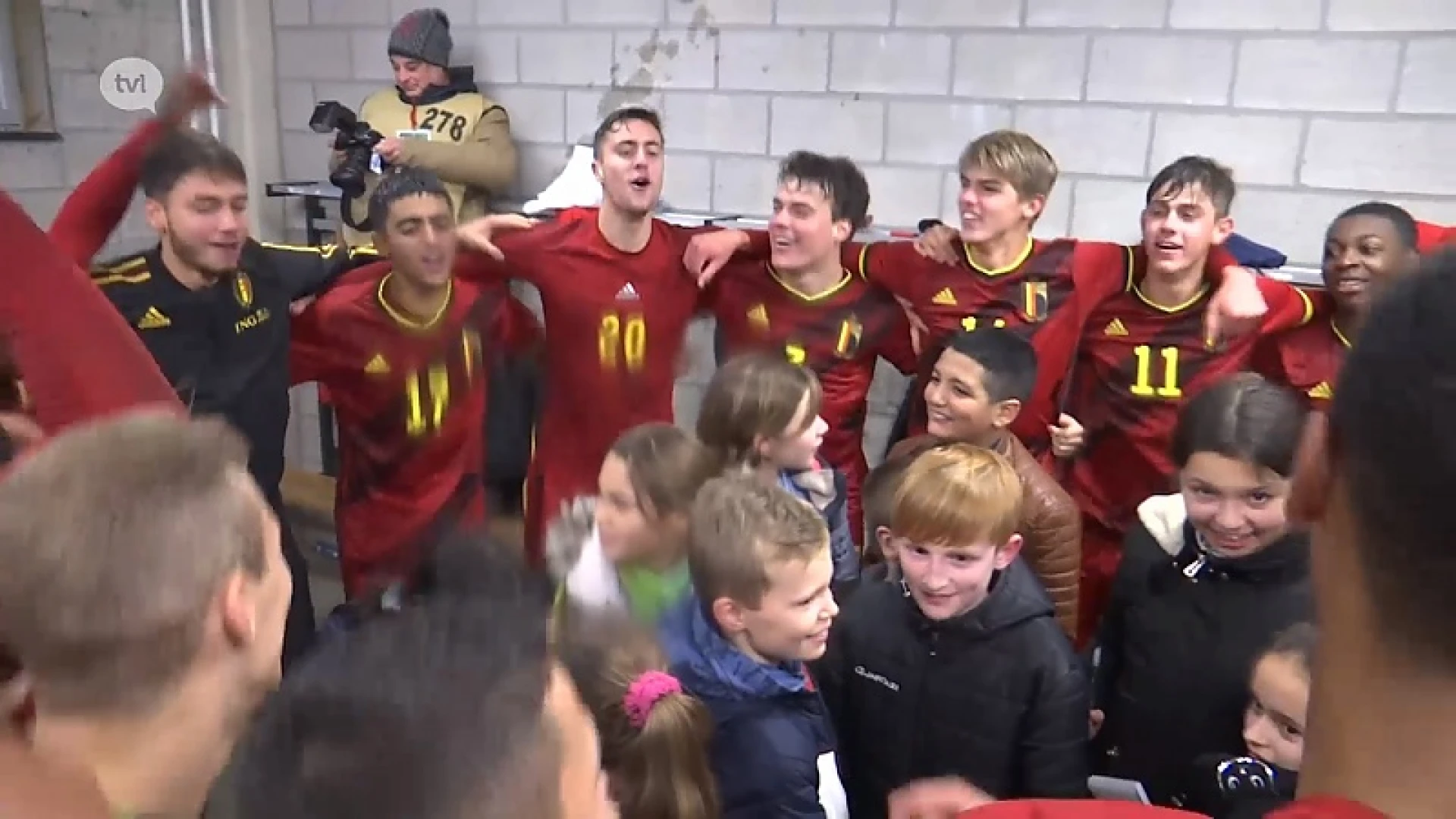 Exclusief achter de schermen bij de U19 van Jacky Mathijssen na winst tegen Griekenland