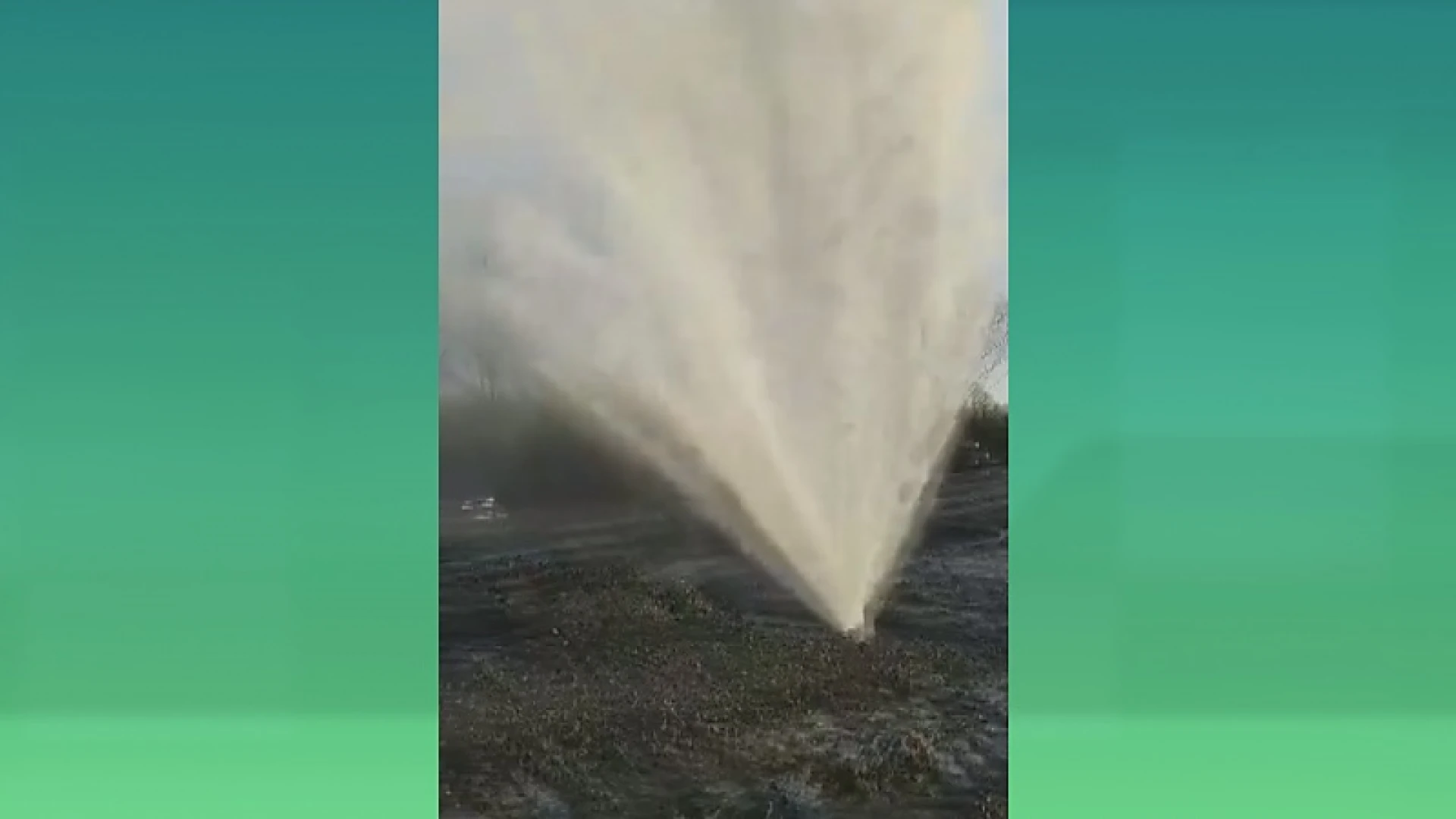 Waterlek Eisden: water spuit tientallen meters hoog