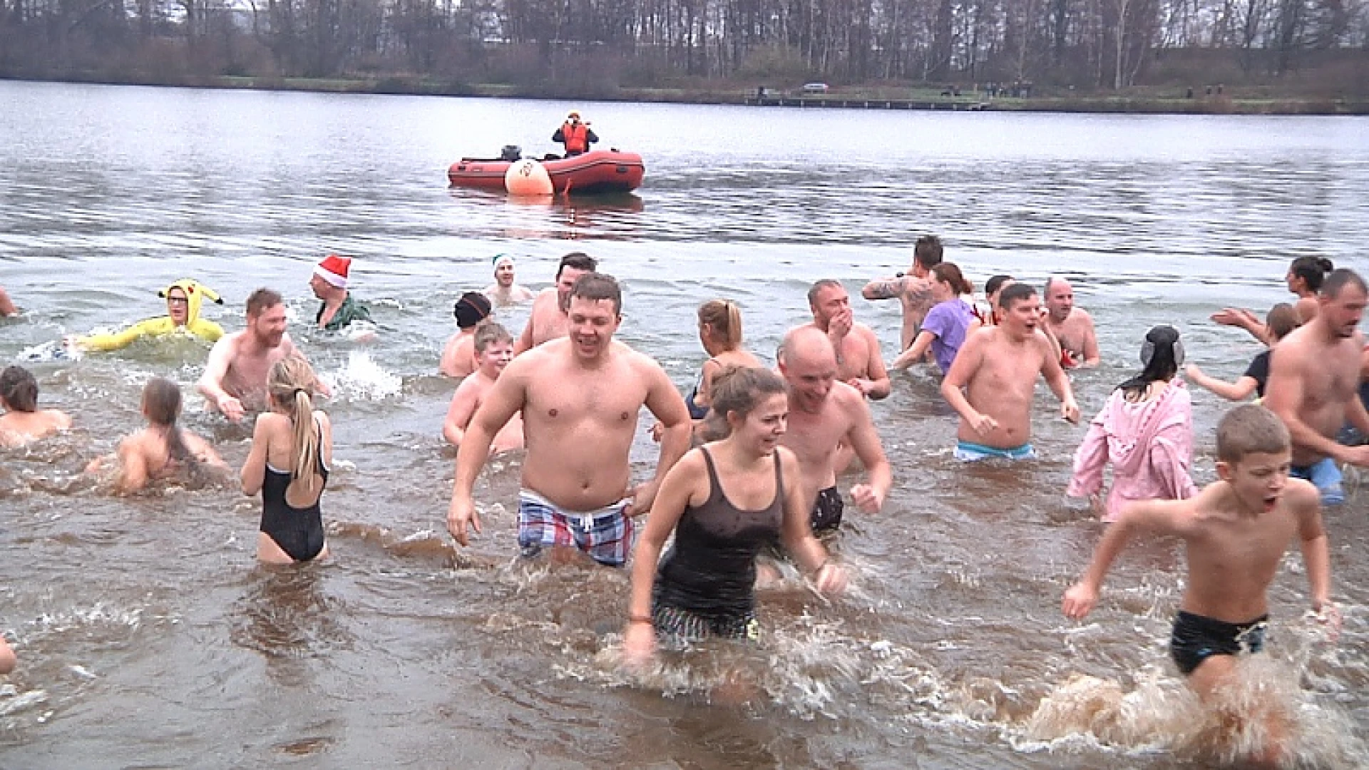 Traditie in Beringen: enthousiastelingen duiken het nieuwe jaar in aan de Paalse Plas