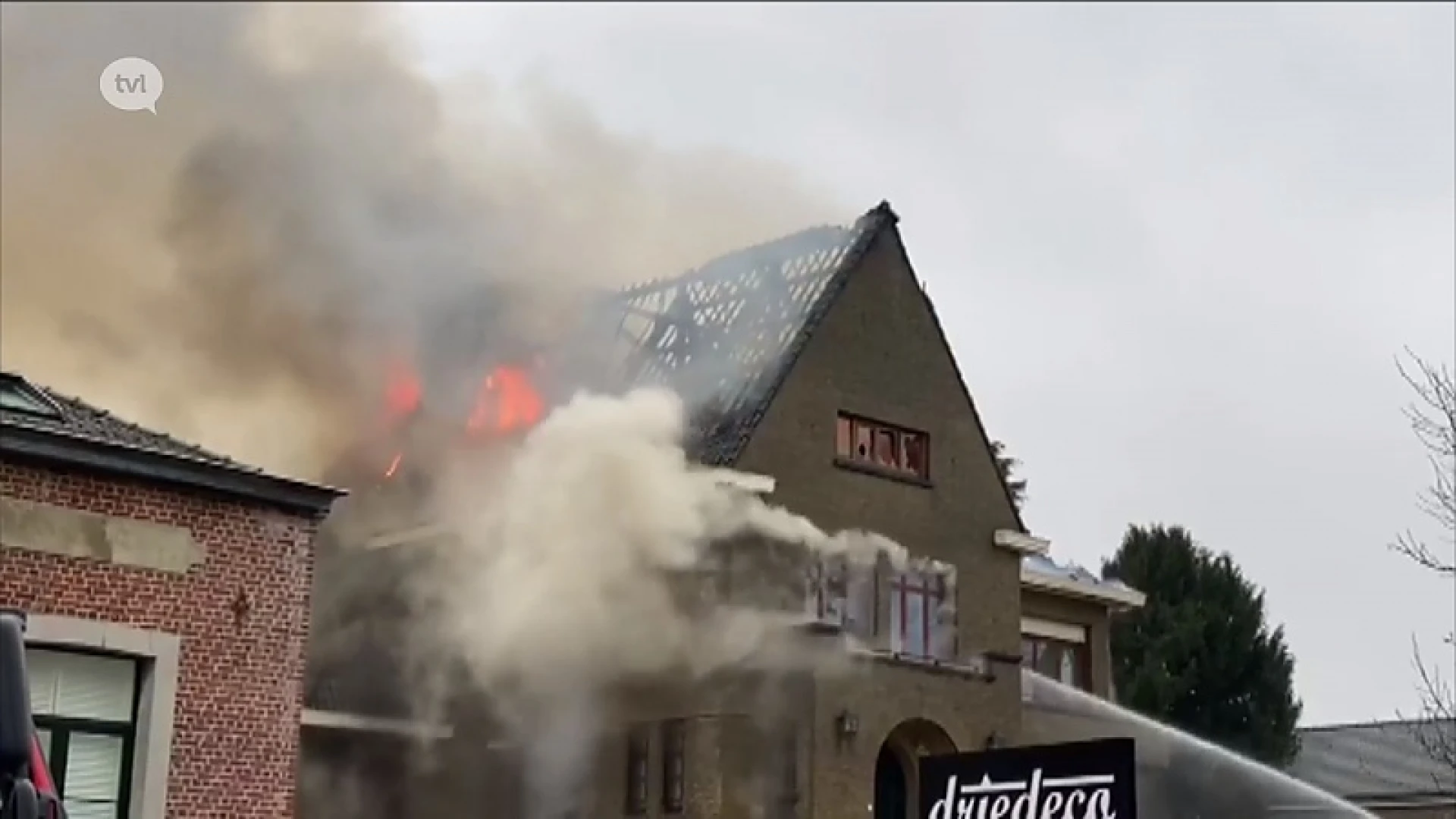 Woonwinkel Driedeco brandt volledig uit
