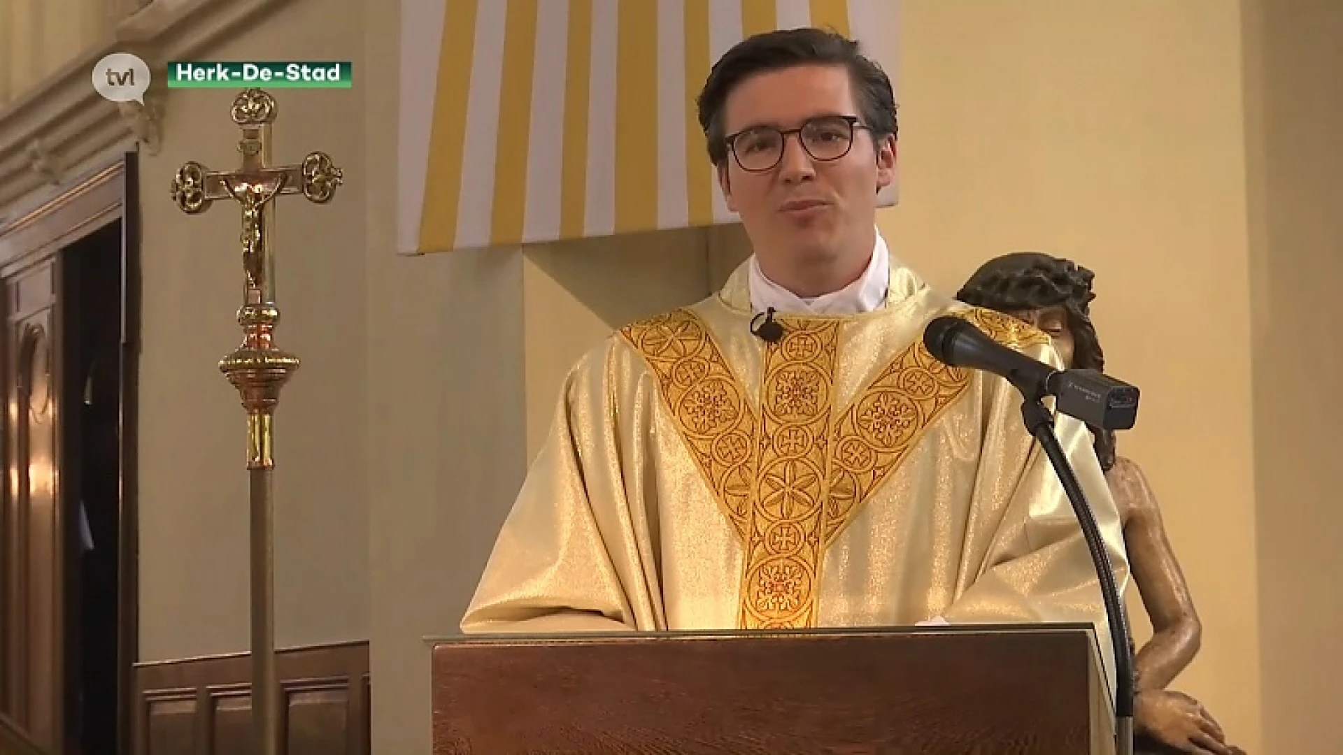 Kapelaan Wim houdt misviering voor vormelingen via TV Limburg