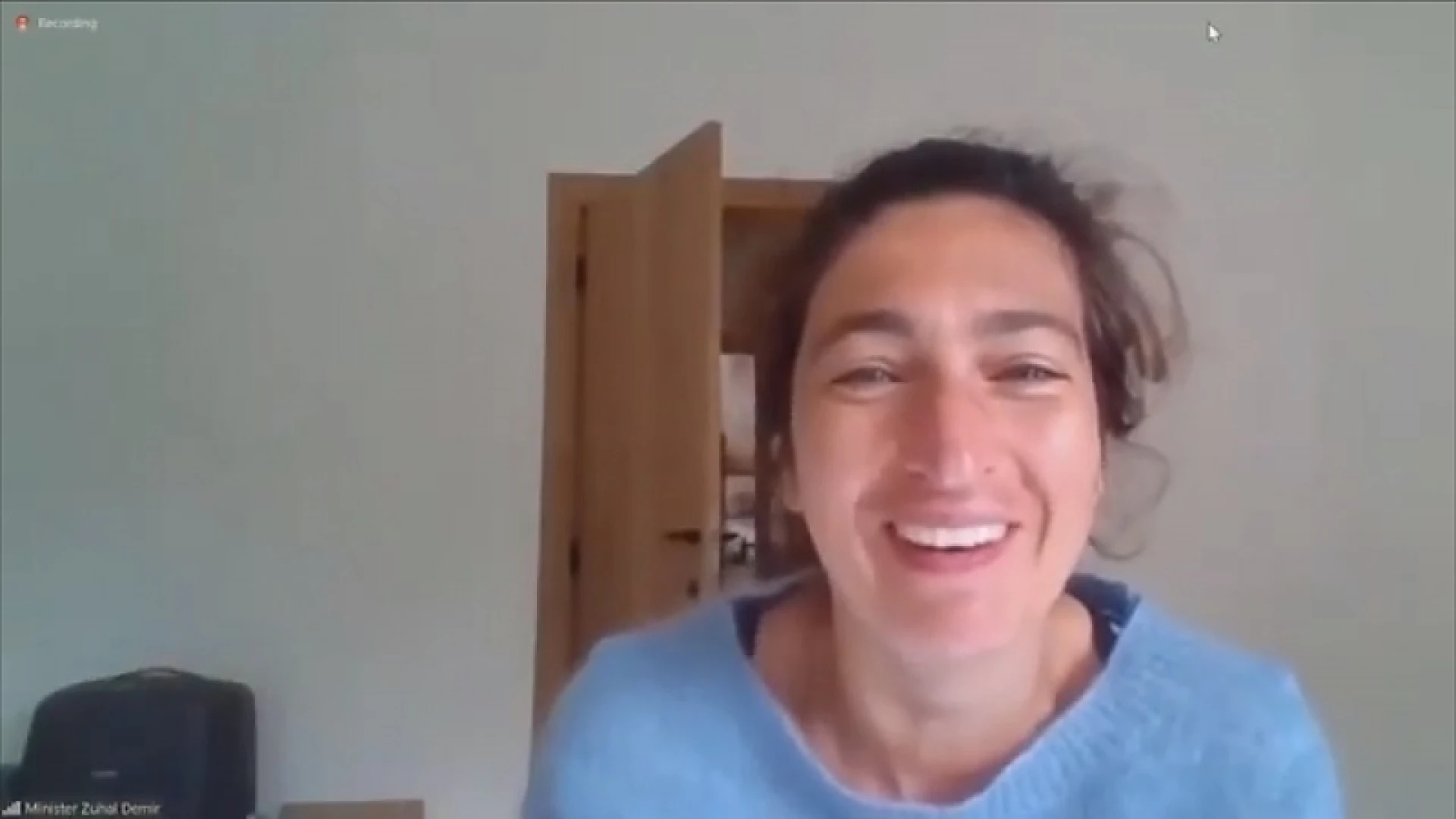 Man van Zuhal Demir duikt op in badjas tijdens online vergadering