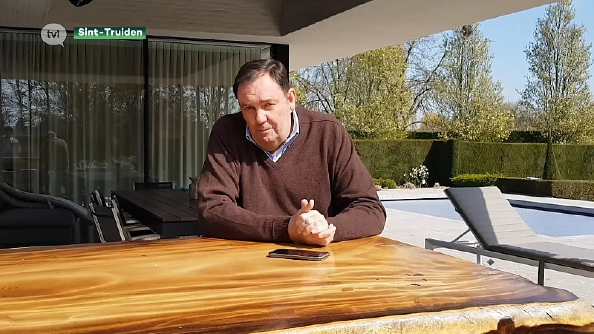 Oud-schepen Vossius, pas hersteld van corona, aanwezig op barbecue