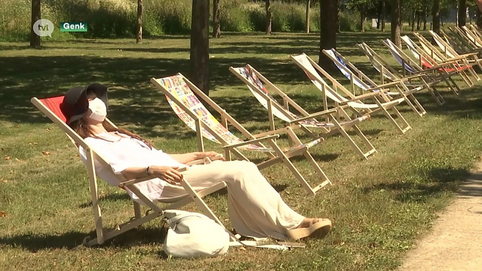 Kunst met strandstoelen in C-Mine