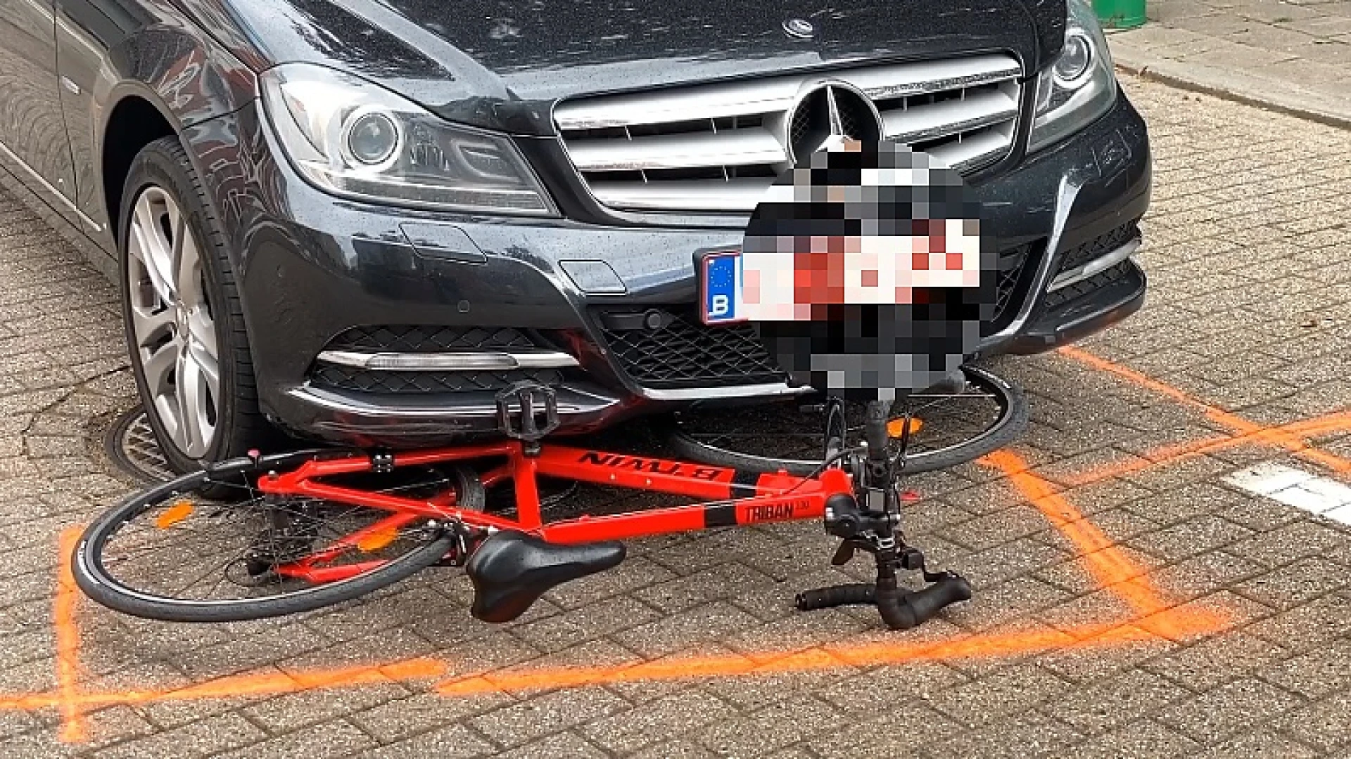 Wagen rijdt twee fietsende kinderen aan in Hasselt