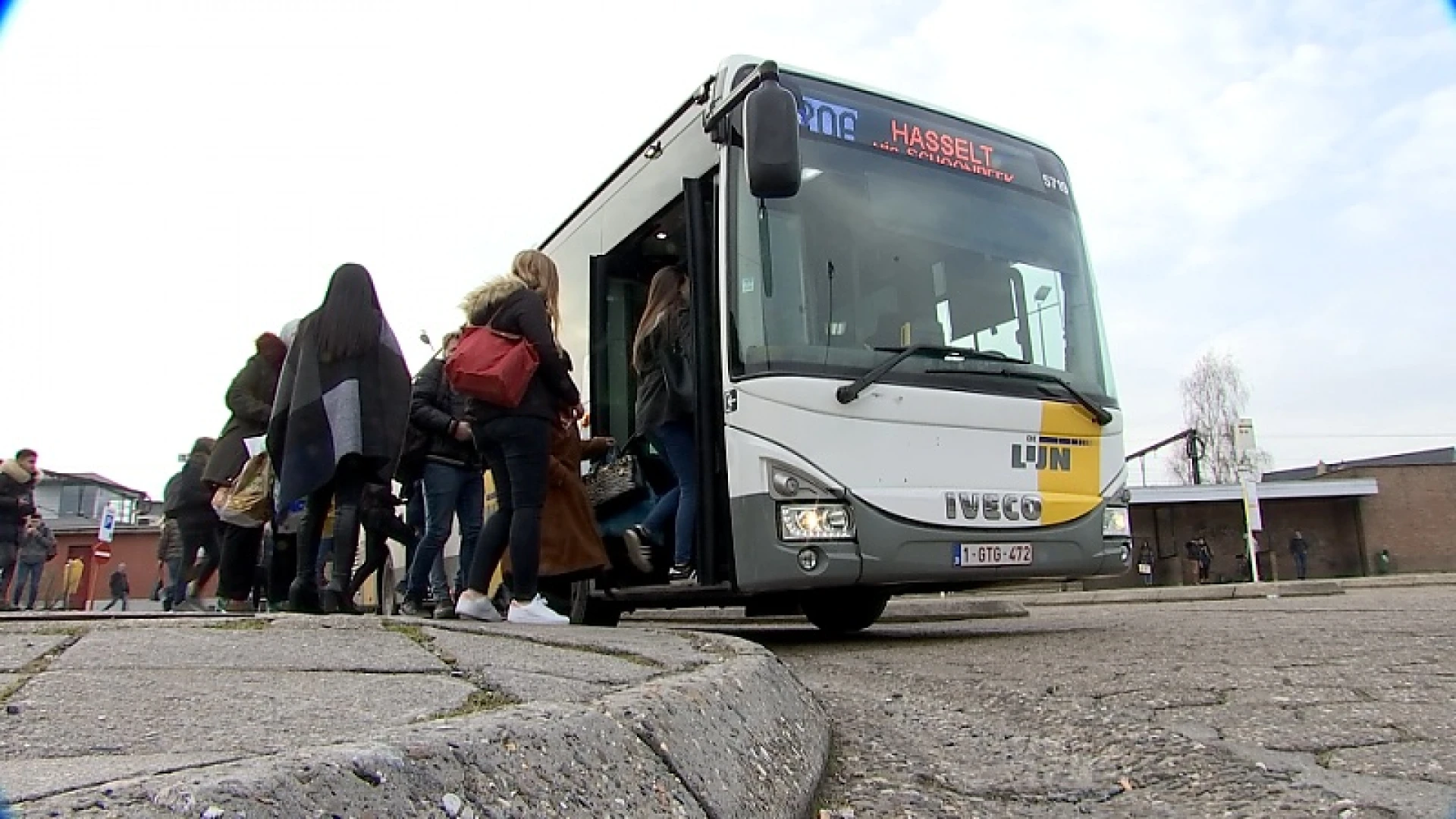 Lode Ceyssens: "De Lijn moet meer bussen inzetten bij start schooljaar, nu gaan ze te vol zitten"