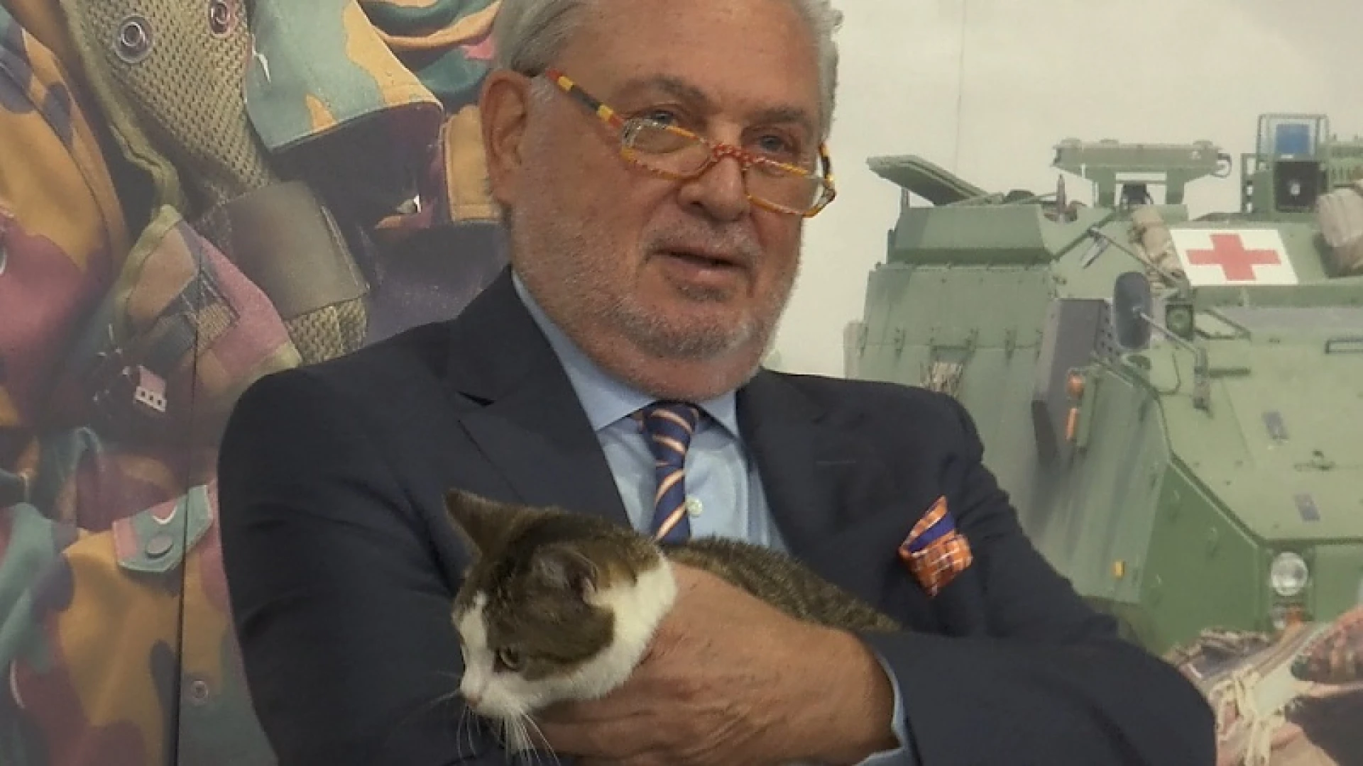 Fernand Huts opent depot voor militair materiaal in Beringen