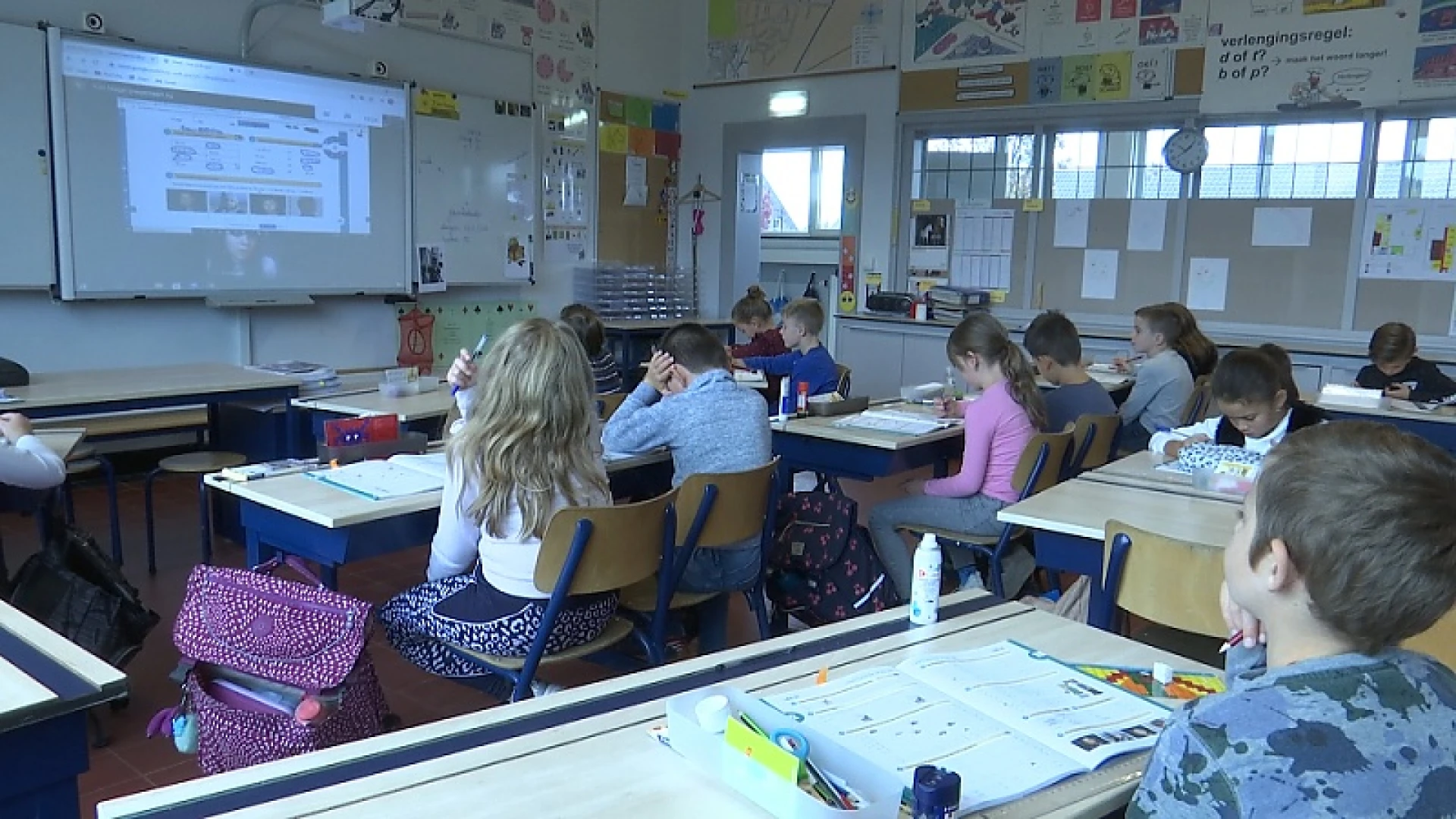 Leerkracht uit Lanaken zit in quarantaine en geeft les vanuit haar woonkamer