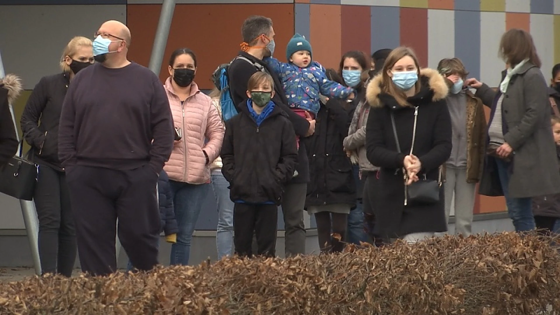 Lange wachtrijen aan testcentrum in Trudosporthal in Sint-Truiden