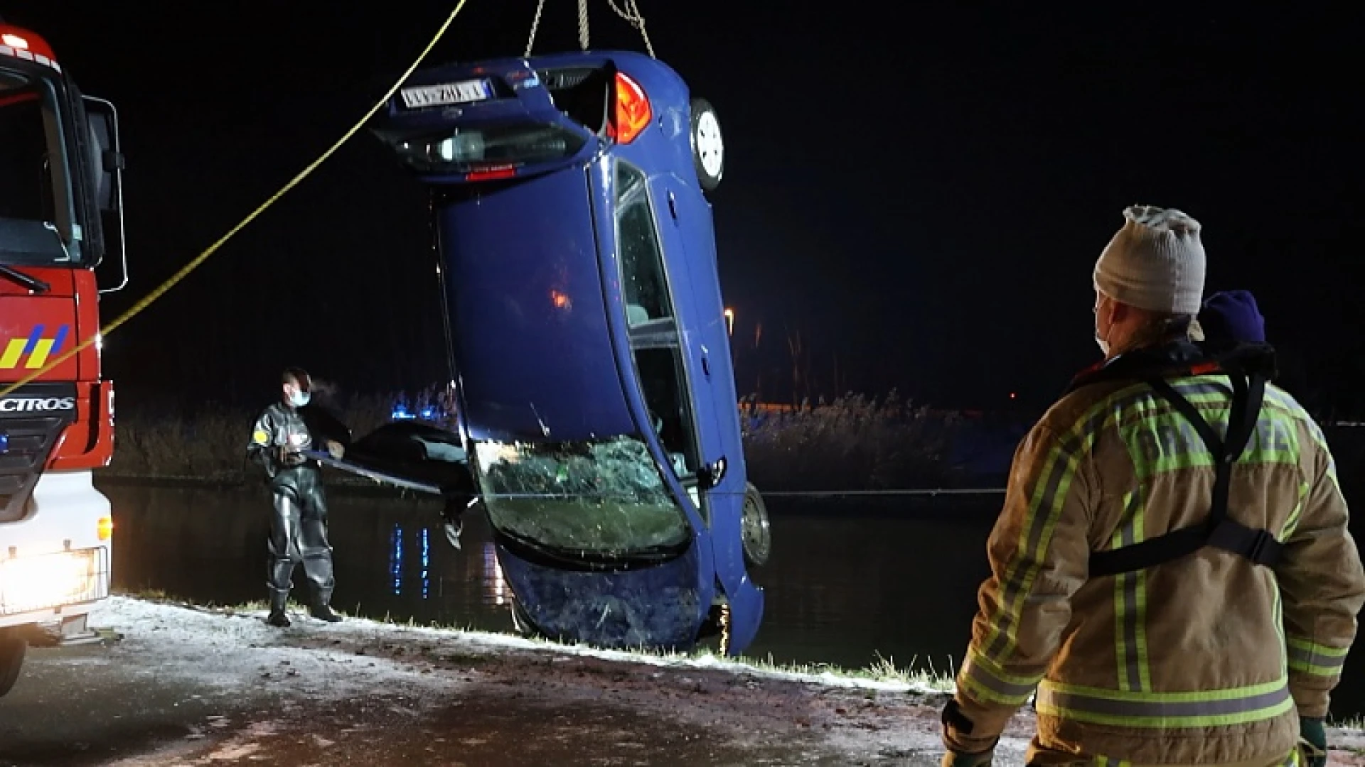 Automobilist slipt en belandt in kanaal bij min 10 graden