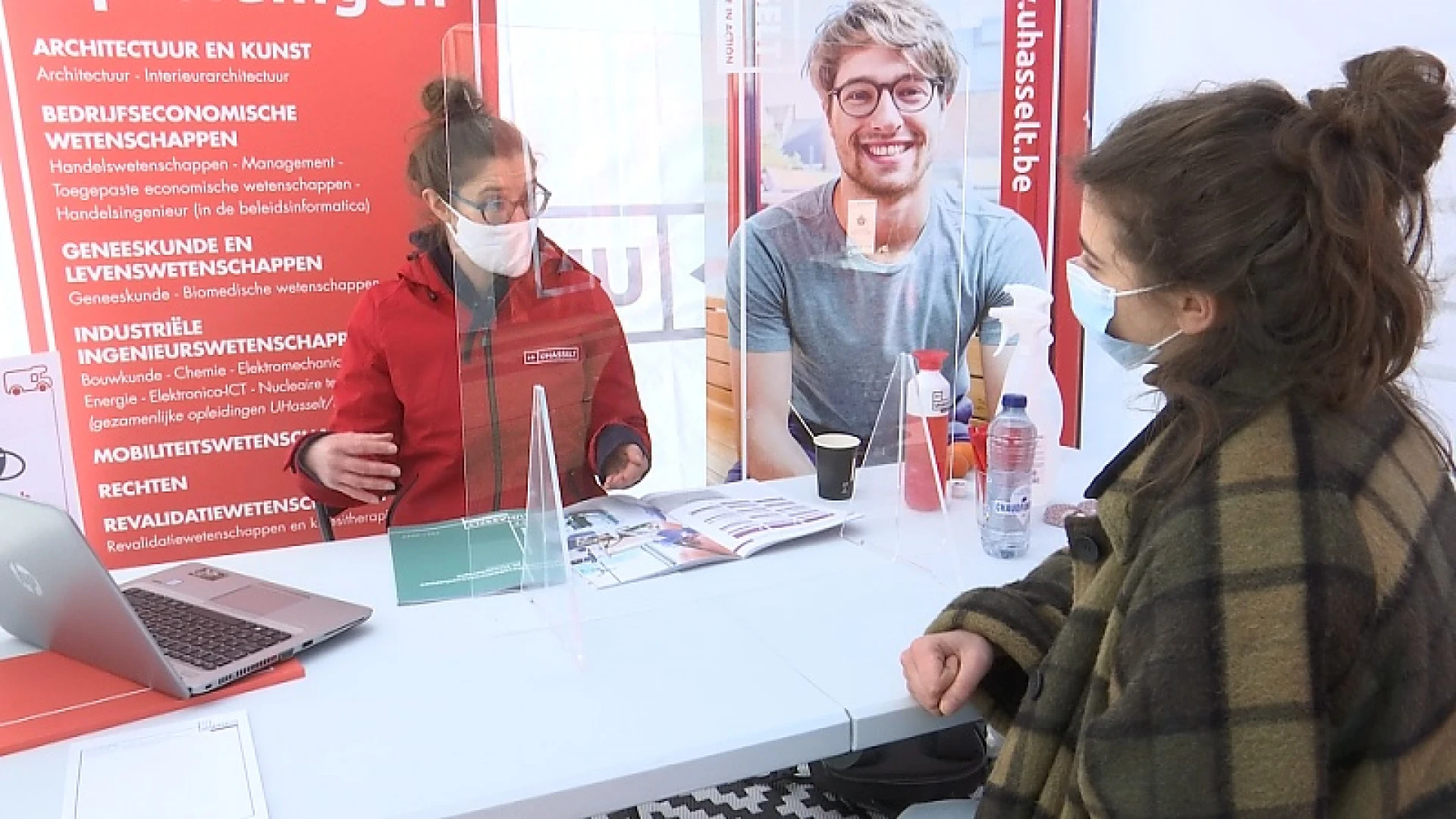 Rondtrekkende mobilhome moet leerlingen helpen bij hun studiekeuze