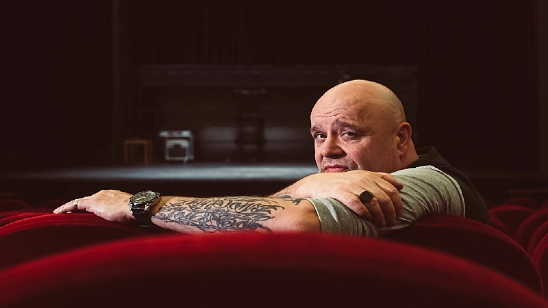 Fotograaf portretteert acteurs in lege theaterzalen