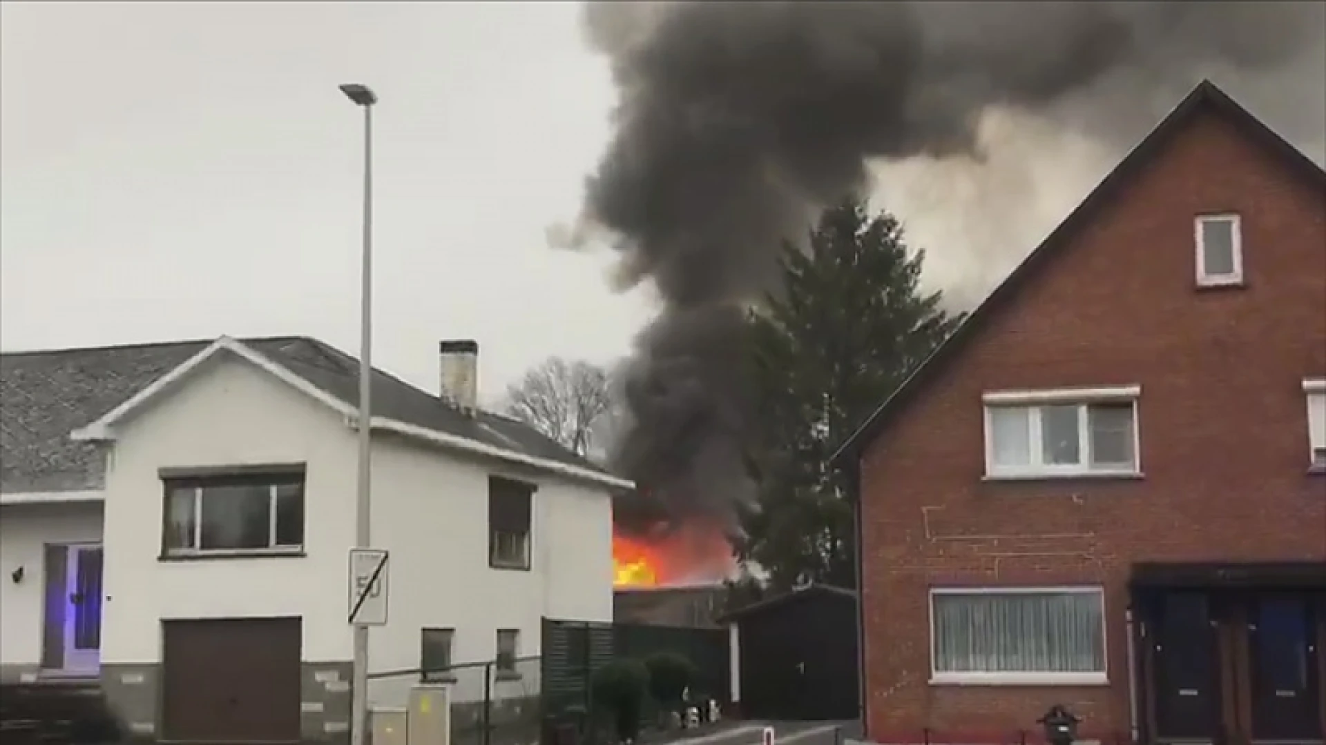 Achterbouw met oldtimers gaat in vlammen op