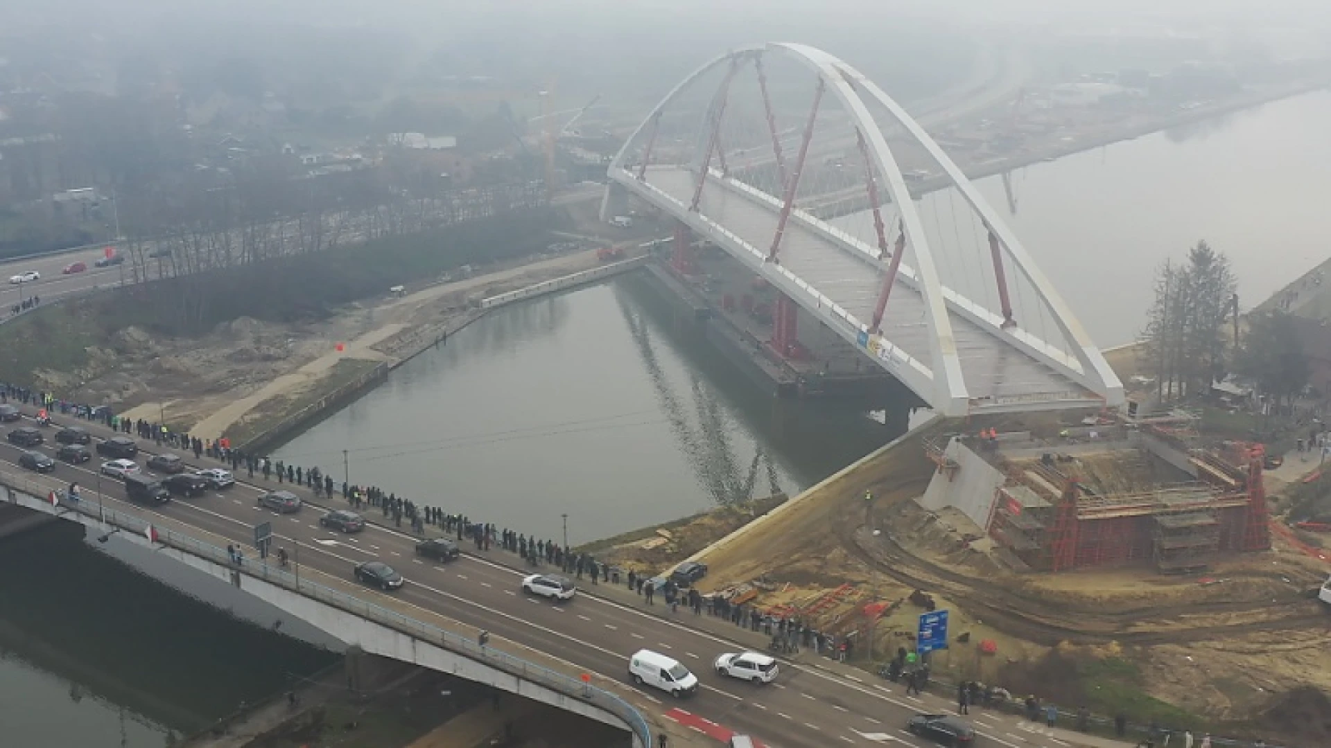 Langste brug over Albertkanaal geplaatst in Beringen
