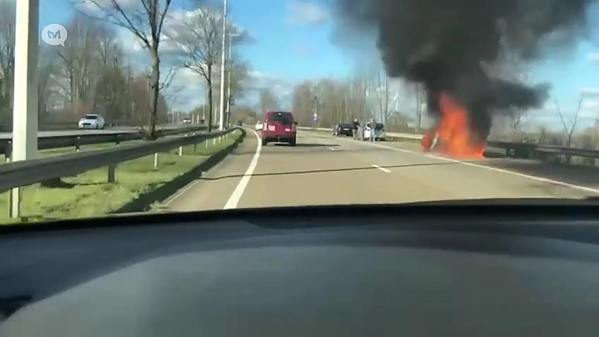 Auto brandt volledig uit op expresweg in Hasselt