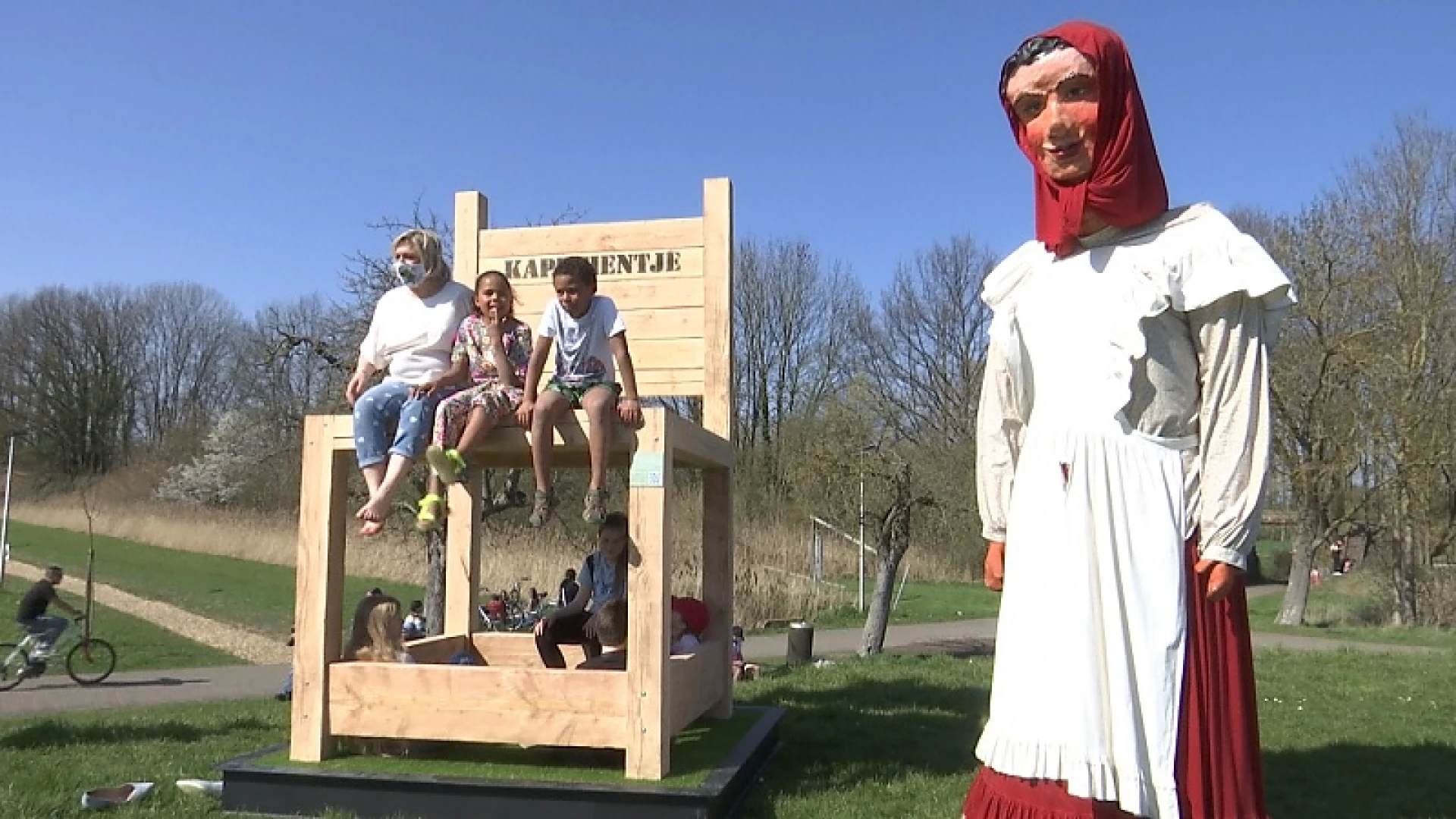 Mysterieuze stoelen duiken op tussen de bloesems
