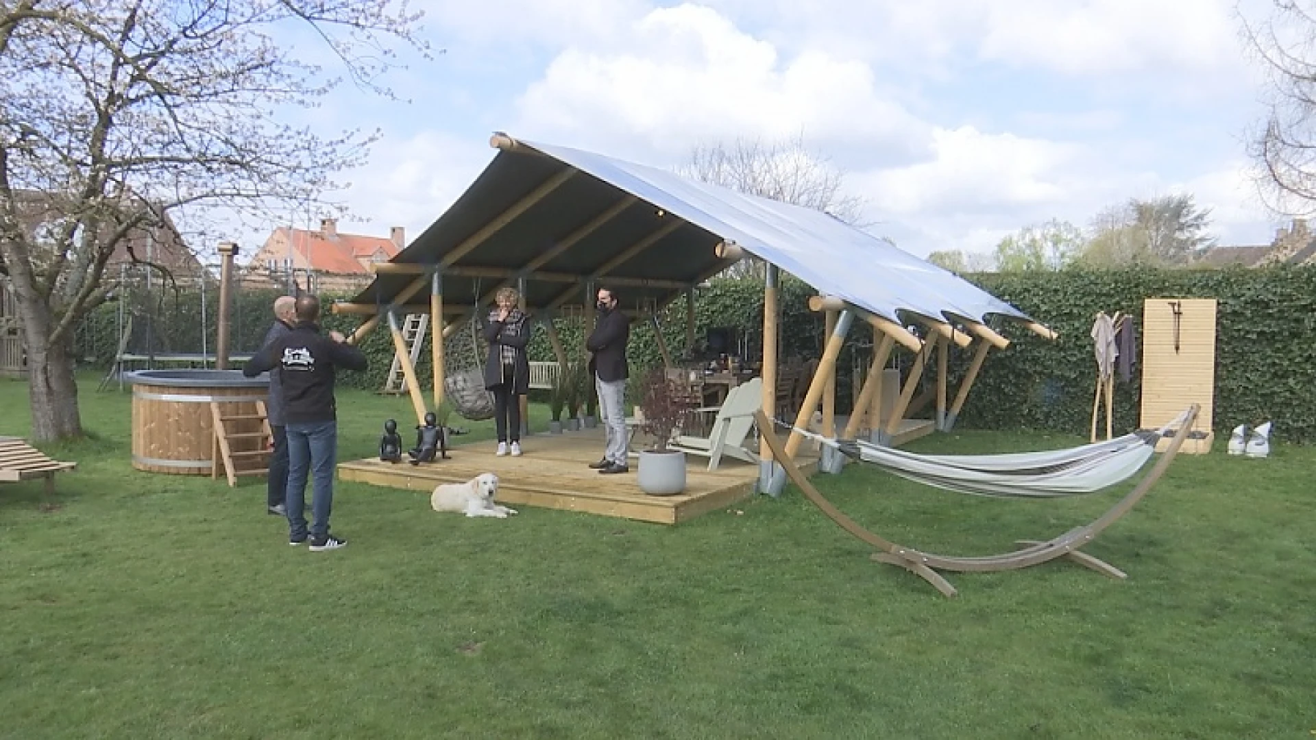 Hasseltse starter plaatst safaritenten voor vakantie in eigen tuin